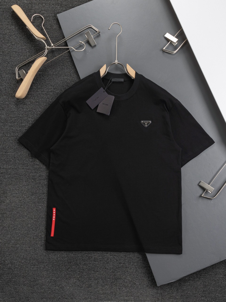 PRAD* Versión ligeramente ancha S-Xl Prada/25ss nueva camiseta de manga corta con logo triangular de metal en el pecho …