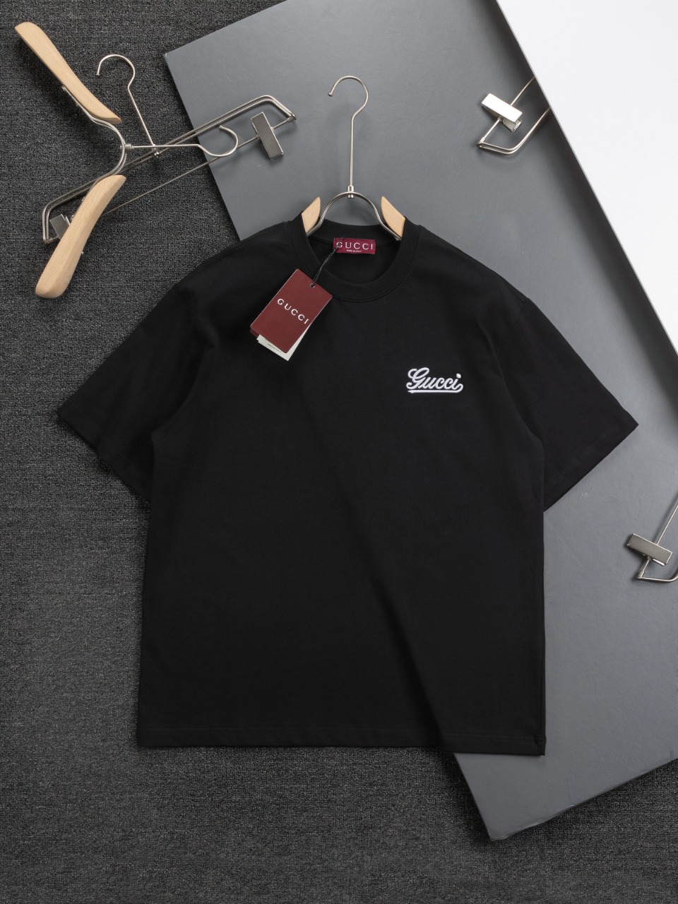 25SS Gucc! 🔥 | Exclusivo personalizado gucci, camiseta de cuello redondo con pequeño logo bordado en el pecho. Exquisi…