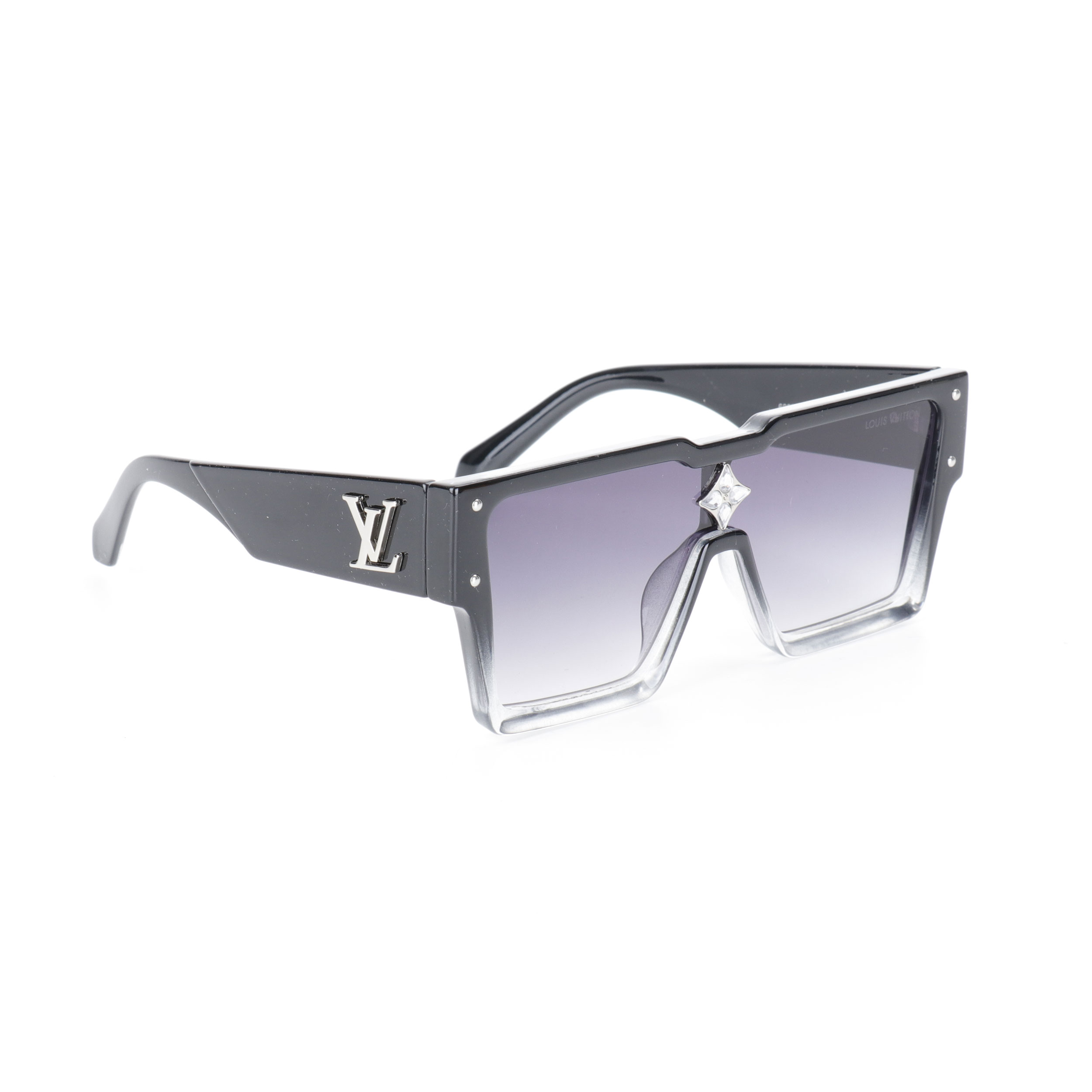 LOUIS VUITTON LV CYCLONE 不规则形太阳眼镜Z1736E 官网在售价 本款 Cyclone 太阳眼镜结合方正轮廓和深斜面,大胆宣示摩登风尚.由深及浅的渐变镜片与框架色彩不谋而合, Monogram 花卉栖身鼻梁架,为建筑主义设计点亮璀璨光芒.详细特征:渐变醋酯纤维框架-渐变镜片-方形-金属件-鼻梁架饰有 Monogram 花卉-正面配有金属饰钉-铰接饰有 LV 字母-透光度:28%-紫外线遮蔽率:100%-太阳眼镜镜片过滤级别:2,配专柜全套包装 Color:黑色金标 渐变银标