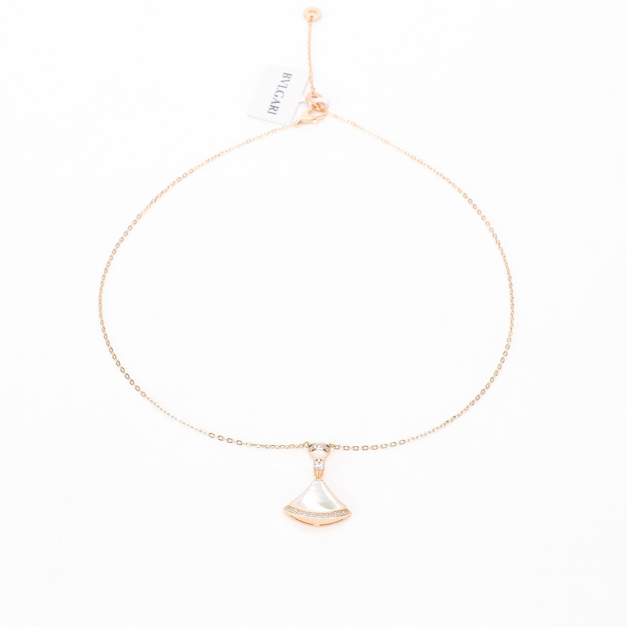 BVLOARI宝格丽 扇形项链 18k镀金洛施奇水钻小蛮腰项链
#纯银版本 
明星们必备单品，国内一线五金厂代工，数码激光刻字，与原版无差，绝佳单品
附全套包装，包装损坏扣除20元，谢谢谅解