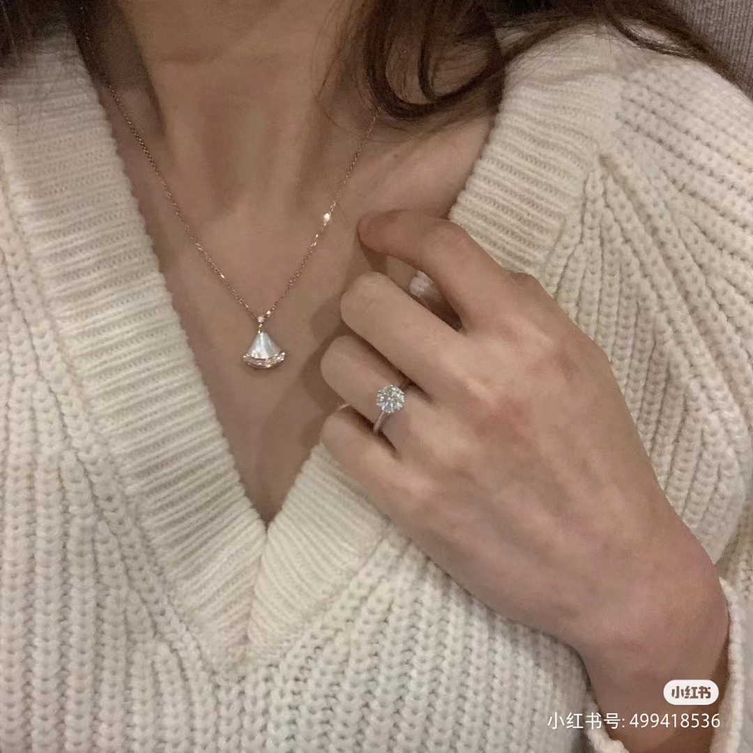 BVLGARI宝格丽 Diva 扇形红玛瑙白贝母小号带钻项链 上身参考