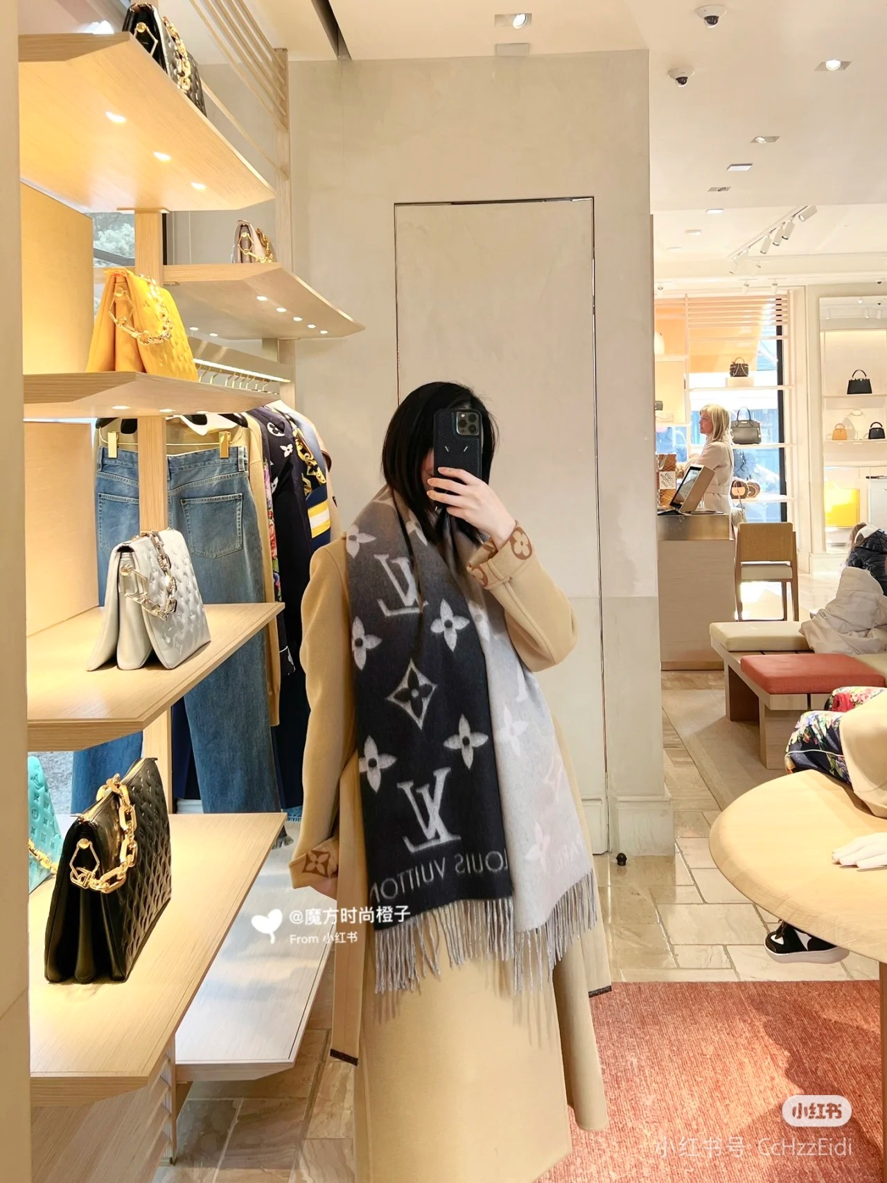 Louis Vuitton LV 渐变满印羊绒流苏围巾  上身参考
LV围巾