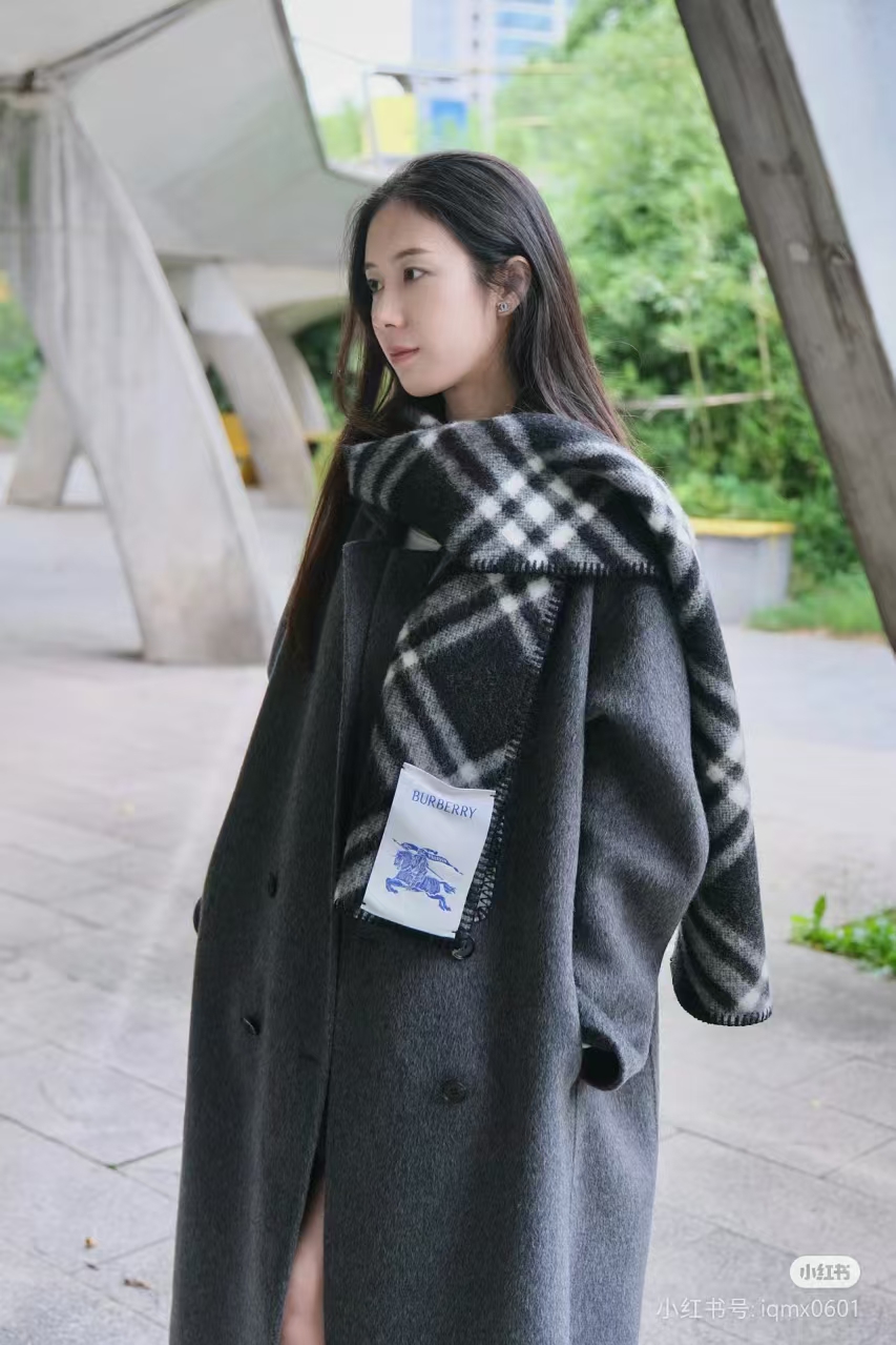 BURBERRY巴宝莉BBR  菱格纹方标战马羊毛围巾  上身参考
巴宝莉围巾