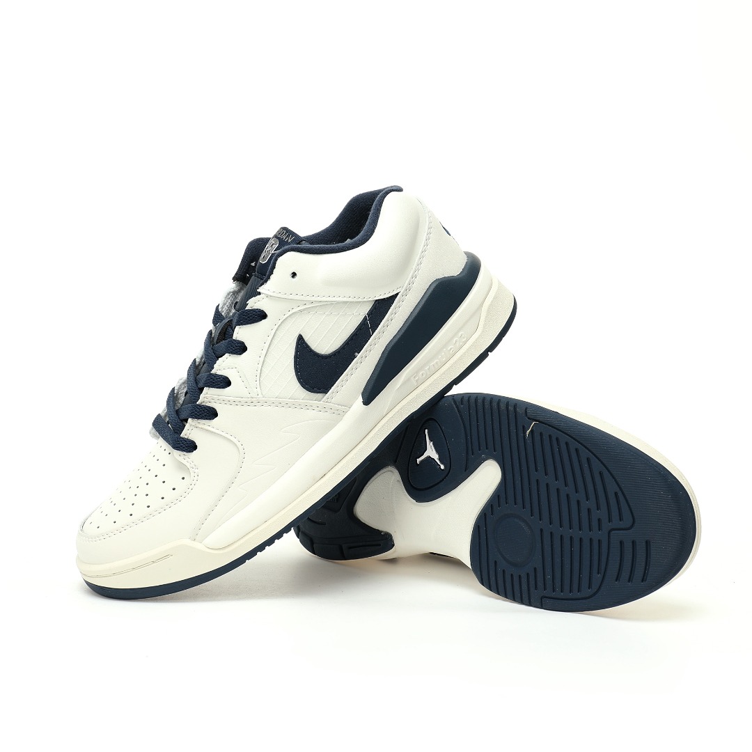 市面 顶级纯原 【乔丹】 【新品实拍篇】升级Q版#男女鞋真标半码制#原楦原纸板开发版型#采用粒面牛剖革鞋面材质#中底缓震泡棉物料组合橡胶外底❗级原楦原纸板开发版型#采用硬质牛剖革鞋面材质#中底缓震泡棉物料组合橡胶外底❗Jordan 又出「合体鞋」！耐克Nike Jordan Stadium 90"White/Dark Blue"乔丹90年代体育场系列混合低帮经典复古文化休闲运动篮球鞋“皮革白藏青”FB2269-104 尺码：36 36.5 37.5 38 38.5 39 40 40.5 41 42 42.5 43 44 44.5 45 46 又一款全新合体鞋型 Jordan Stadium 90 曝光，传闻年内发售！以 Air Jordan 诞生初期的早期鞋型为灵感，同时注入当下最新的 Formula 23 泡棉科技，赋予古典与现代的跨界融合。从鞋身上看，鞋头源于 Air Jordan 1的熟悉轮廓，后部则延续 Air Jordan 5 的火焰线条。鞋身中部注入 Air Jordan 4 的轻量化网格设定，鞋帮位置还原 Air Jordan 5 的凸起设计。除此之外，鞋舌外侧醒目标注 90 字样，内侧则刺绣 Flight 字样，凸显早期 Air Jordan 诞生的年代历史。外底也采用上世纪复古的纹理刻画，中底泡棉则运用最新的 Formula 23 加持，带来更为舒适的穿着体验。