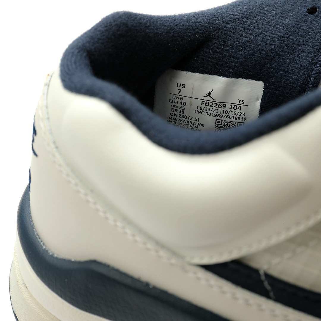 市面 顶级纯原 【乔丹】 【新品实拍篇】升级Q版#男女鞋真标半码制#原楦原纸板开发版型#采用粒面牛剖革鞋面材质#中底缓震泡棉物料组合橡胶外底❗级原楦原纸板开发版型#采用硬质牛剖革鞋面材质#中底缓震泡棉物料组合橡胶外底❗Jordan 又出「合体鞋」！耐克Nike Jordan Stadium 90"White/Dark Blue"乔丹90年代体育场系列混合低帮经典复古文化休闲运动篮球鞋“皮革白藏青”FB2269-104 尺码：36 36.5 37.5 38 38.5 39 40 40.5 41 42 42.5 43 44 44.5 45 46 又一款全新合体鞋型 Jordan Stadium 90 曝光，传闻年内发售！以 Air Jordan 诞生初期的早期鞋型为灵感，同时注入当下最新的 Formula 23 泡棉科技，赋予古典与现代的跨界融合。从鞋身上看，鞋头源于 Air Jordan 1的熟悉轮廓，后部则延续 Air Jordan 5 的火焰线条。鞋身中部注入 Air Jordan 4 的轻量化网格设定，鞋帮位置还原 Air Jordan 5 的凸起设计。除此之外，鞋舌外侧醒目标注 90 字样，内侧则刺绣 Flight 字样，凸显早期 Air Jordan 诞生的年代历史。外底也采用上世纪复古的纹理刻画，中底泡棉则运用最新的 Formula 23 加持，带来更为舒适的穿着体验。