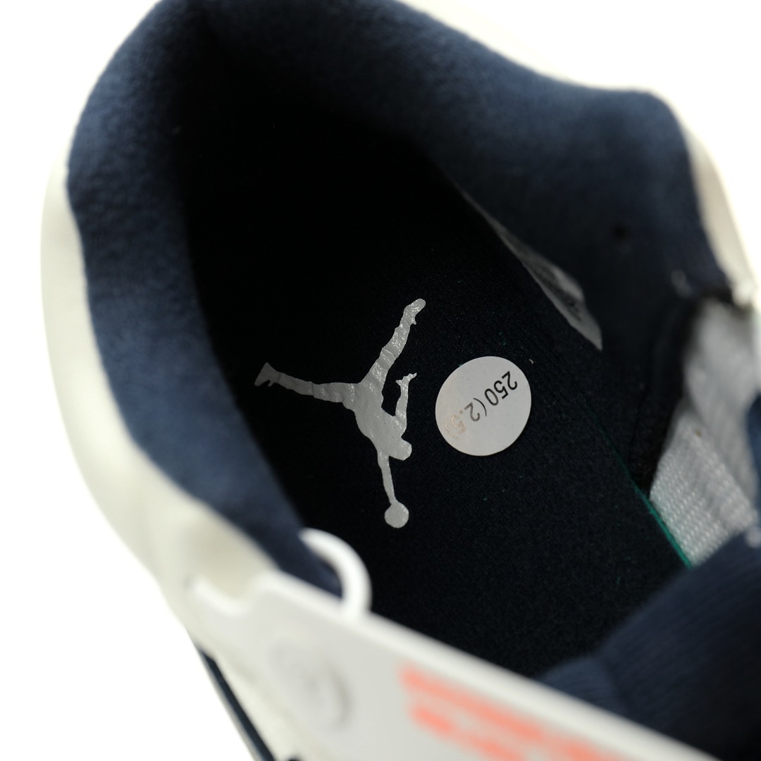 市面 顶级纯原 【乔丹】 【新品实拍篇】升级Q版#男女鞋真标半码制#原楦原纸板开发版型#采用粒面牛剖革鞋面材质#中底缓震泡棉物料组合橡胶外底❗级原楦原纸板开发版型#采用硬质牛剖革鞋面材质#中底缓震泡棉物料组合橡胶外底❗Jordan 又出「合体鞋」！耐克Nike Jordan Stadium 90"White/Dark Blue"乔丹90年代体育场系列混合低帮经典复古文化休闲运动篮球鞋“皮革白藏青”FB2269-104 尺码：36 36.5 37.5 38 38.5 39 40 40.5 41 42 42.5 43 44 44.5 45 46 又一款全新合体鞋型 Jordan Stadium 90 曝光，传闻年内发售！以 Air Jordan 诞生初期的早期鞋型为灵感，同时注入当下最新的 Formula 23 泡棉科技，赋予古典与现代的跨界融合。从鞋身上看，鞋头源于 Air Jordan 1的熟悉轮廓，后部则延续 Air Jordan 5 的火焰线条。鞋身中部注入 Air Jordan 4 的轻量化网格设定，鞋帮位置还原 Air Jordan 5 的凸起设计。除此之外，鞋舌外侧醒目标注 90 字样，内侧则刺绣 Flight 字样，凸显早期 Air Jordan 诞生的年代历史。外底也采用上世纪复古的纹理刻画，中底泡棉则运用最新的 Formula 23 加持，带来更为舒适的穿着体验。