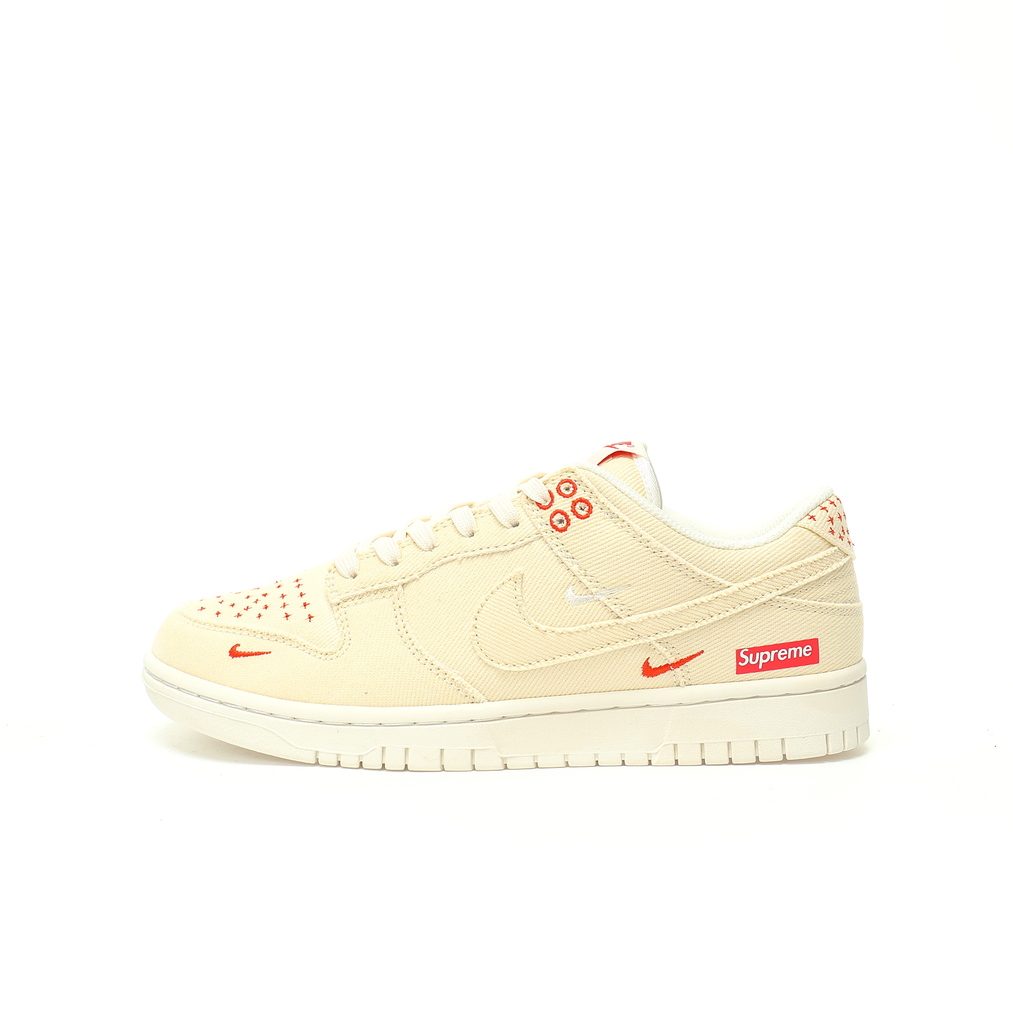 CX专供 X版公司货 【NK】 【新品实拍篇】升级J版#男女鞋真标半码制#全新2021版更新数据窄楦翘头版型#采用斜纹帆布鞋面材质#缜密拉帮中底布#鞋垫嵌EVA缓震物料及背胶#全新窄版翘头耐磨橡胶大底❗️定制联名配色,至高无上Supreme x Nike By You SB Dunk Low Retro SP扣篮系列低帮休闲运动滑板板鞋“Sup米白红四钩刺子绣”KK1888-001 尺码：36 36.5 37.5 38 38.5 39 40 40.5 41 42 42.5 43 44 44.5 45