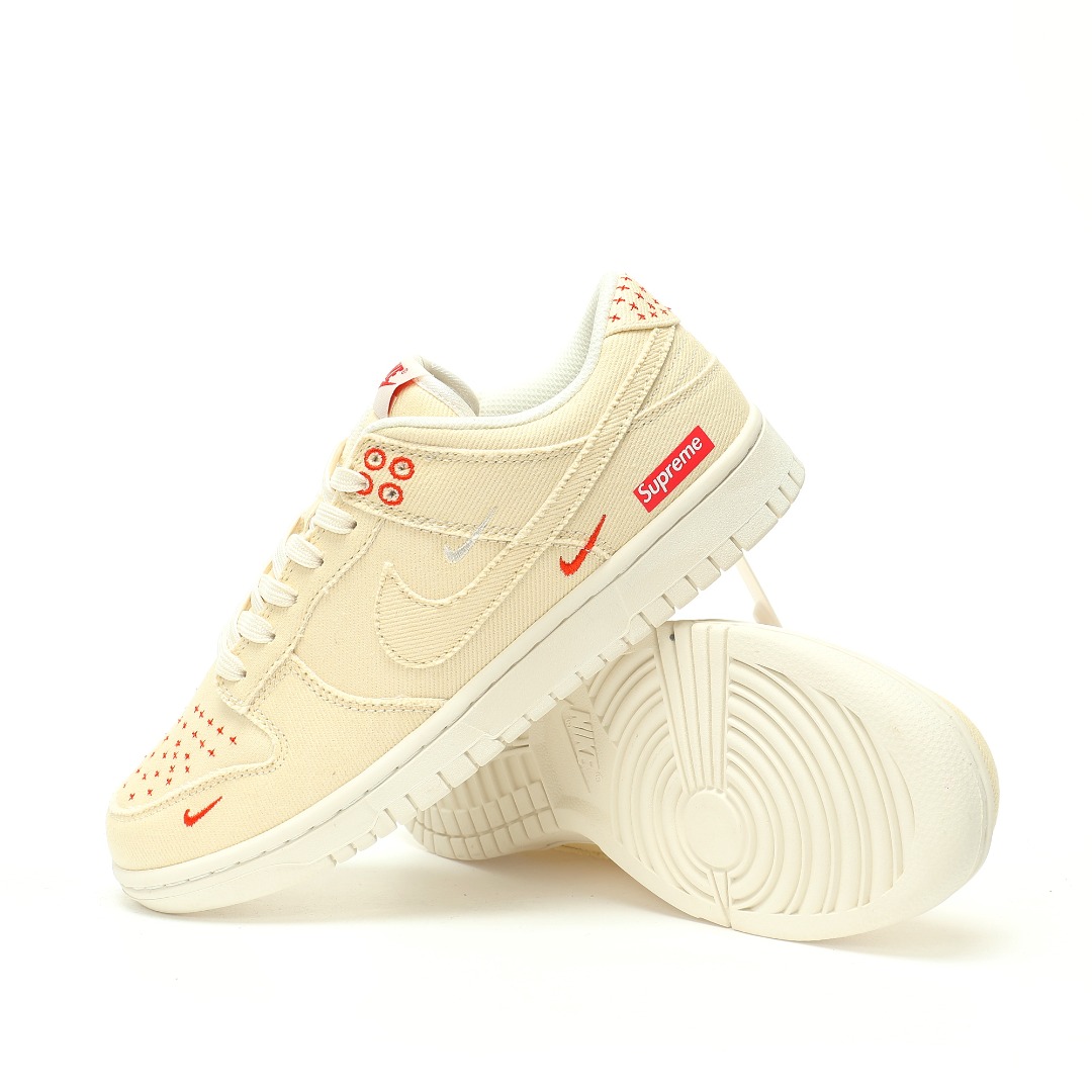 CX专供 X版公司货 【NK】 【新品实拍篇】升级J版#男女鞋真标半码制#全新2021版更新数据窄楦翘头版型#采用斜纹帆布鞋面材质#缜密拉帮中底布#鞋垫嵌EVA缓震物料及背胶#全新窄版翘头耐磨橡胶大底❗️定制联名配色,至高无上Supreme x Nike By You SB Dunk Low Retro SP扣篮系列低帮休闲运动滑板板鞋“Sup米白红四钩刺子绣”KK1888-001 尺码：36 36.5 37.5 38 38.5 39 40 40.5 41 42 42.5 43 44 44.5 45