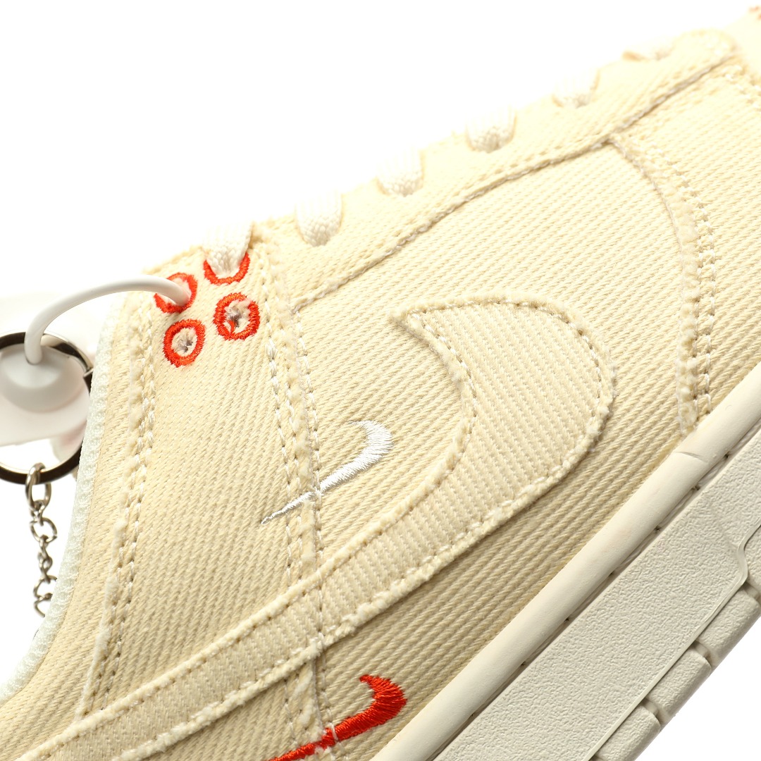 CX专供 X版公司货 【NK】 【新品实拍篇】升级J版#男女鞋真标半码制#全新2021版更新数据窄楦翘头版型#采用斜纹帆布鞋面材质#缜密拉帮中底布#鞋垫嵌EVA缓震物料及背胶#全新窄版翘头耐磨橡胶大底❗️定制联名配色,至高无上Supreme x Nike By You SB Dunk Low Retro SP扣篮系列低帮休闲运动滑板板鞋“Sup米白红四钩刺子绣”KK1888-001 尺码:36 36.5 37.5 38 38.5 39 40 40.5 41 42 42.5 43 44 44.5 45