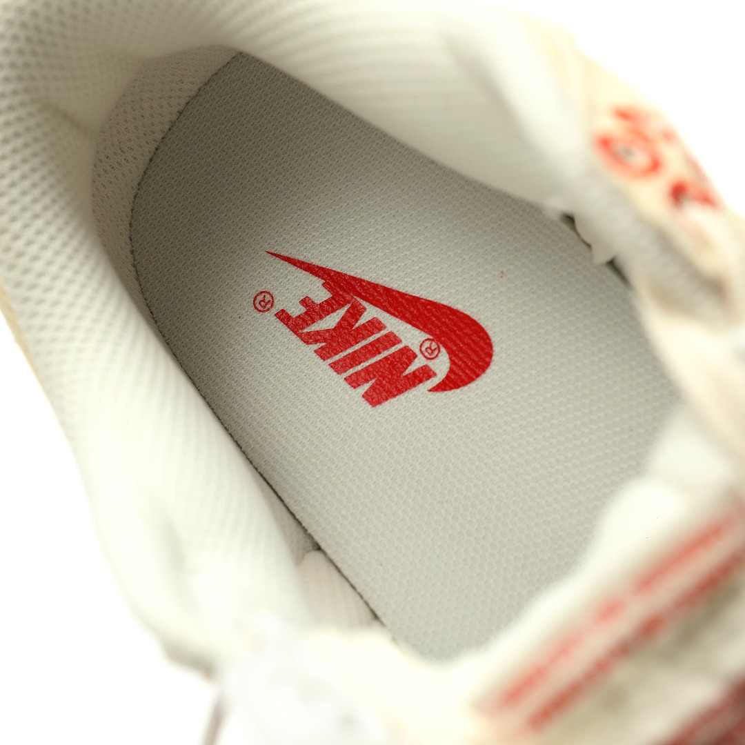 CX专供 X版公司货 【NK】 【新品实拍篇】升级J版#男女鞋真标半码制#全新2021版更新数据窄楦翘头版型#采用斜纹帆布鞋面材质#缜密拉帮中底布#鞋垫嵌EVA缓震物料及背胶#全新窄版翘头耐磨橡胶大底❗️定制联名配色,至高无上Supreme x Nike By You SB Dunk Low Retro SP扣篮系列低帮休闲运动滑板板鞋“Sup米白红四钩刺子绣”KK1888-001 尺码:36 36.5 37.5 38 38.5 39 40 40.5 41 42 42.5 43 44 44.5 45