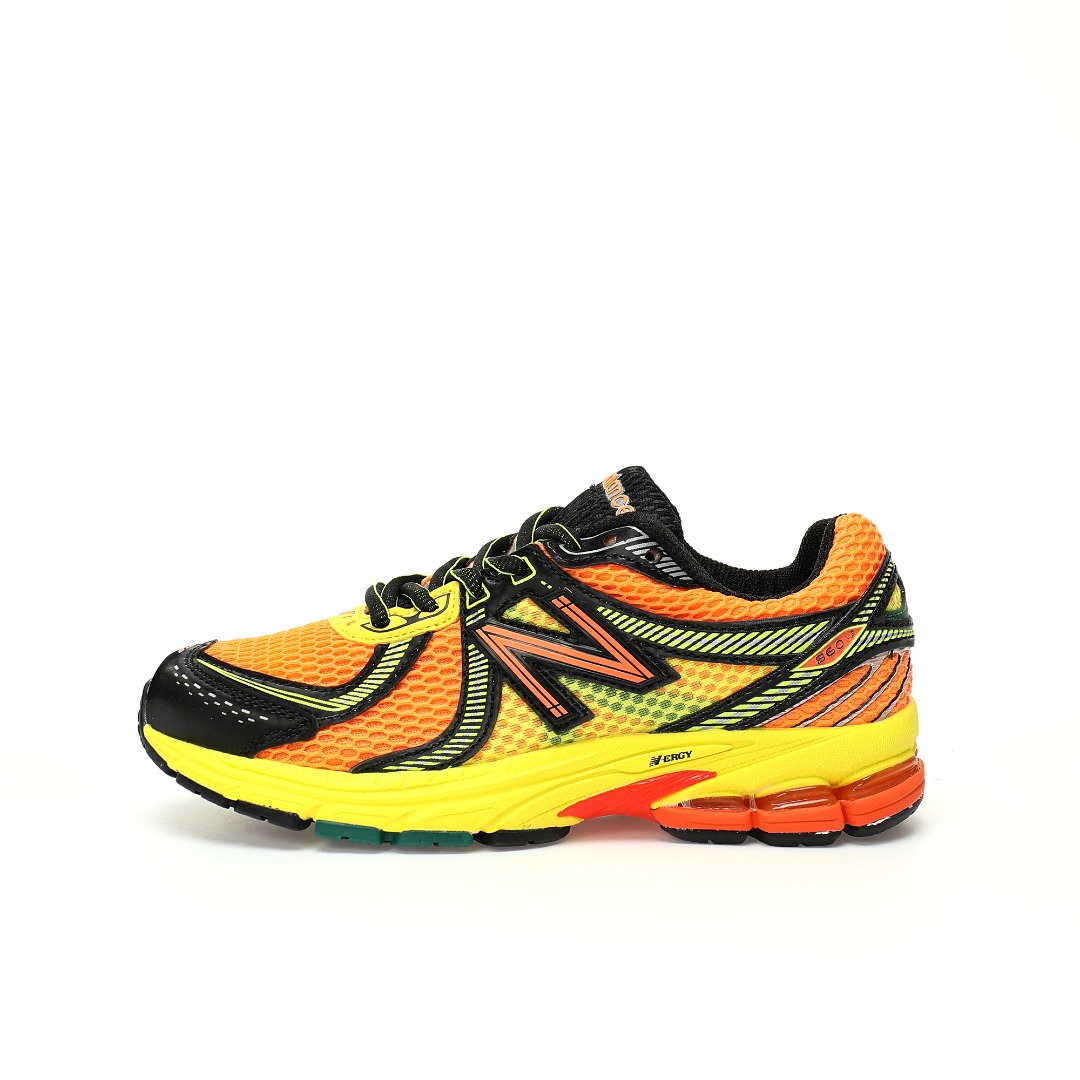 市面 顶级纯原 【NB】 【新品实拍篇】精选N版#男女鞋真标半码制#原楦开发版型#采用透气网眼织物拼接纤维皮鞋面材质#组合T-Beam大底提供足步弓支撑,保持步态稳定❗️再度携手纽约时装品牌ALD/Aimé Leon Dore x NB新百伦New Balance 860V2"Orange"系列低帮经典复古老爹风休闲运动慢跑鞋“联名亮橙黄黑”ML860AE2 尺码：35 36 37 37.5 38 38.5 39.5 40 40.5 41 42 42.5 43 44 45 近日，Aimé Leon Dore与New Balance全新联名860V2首次曝光，目前三款配色实物释出。不得不说，双方真是高产啊~此番双方选择2000年经典的复古跑鞋鞋型860V2为蓝本，在Teddy Santis的调色下全新亮相。鞋身以大面积网布搭配鞋头合成材质打造，搭载Abzorb中底提供缓冲和舒适度，其中蓝色版本以深蓝色打底，亮黄色、银色以及红色细节点缀，相当吸睛。红色版本采用单一的配色方案，搭配做旧效果的中底，鞋头和鞋侧的"N"字Logo都以大红色呈现。最后则是ALD经典的白绿配色，鞋舌处印有品牌标识彰显联名身份，后跟处也印有花卉图案，辨识度不低。