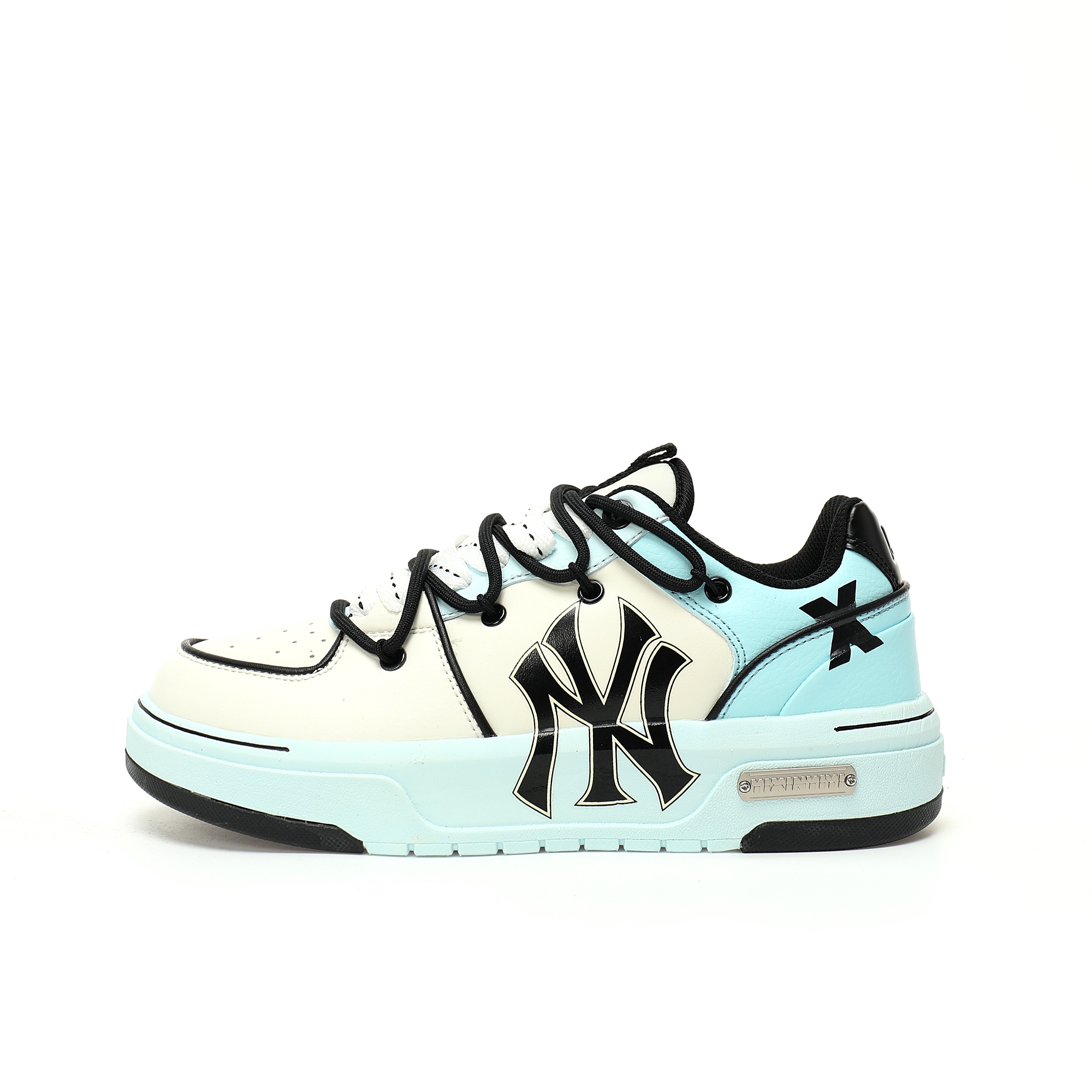 CX专供 毒版公司货 【MLB】 【新品实拍篇】品质MK版#男女鞋真标半码制#升级原楦原纸版数据开发版型#采用厚实粒面牛剖革组合厚实纤维革鞋面材质#高密度5cm厘米外增高轻质发泡中底组合耐磨橡胶外底片❗️学院穿搭爆款,Korea韩国限定!联乘美国榄球洋基队New York Yankees x MLB Chunky Liner Low 学长鞋系列低帮老爹风轻量增高厚底百搭休闲运动板鞋“皮革米白浅蓝黑NY印花绑绳”3ASXCA12N-50WHS 尺码：36 36.5 37.5 38 38.5 39 40 40.5 41 42 42.5 43 44 44.5 高级街头休閒品牌MLB公开了新推出的Chunky Liner系列，以#学长鞋#之名，定义每个人的少年感！MLB在Big Ball Chunkey,High Chunkey等推出的每款运动鞋都大受欢迎，成爲运动鞋的爆款店，在2022年推出了新风格的运动鞋“Chunky Liner”系列。Chunky Liner是从棒球鞋中获得灵感设计，添加了气质街头时尚的运动鞋。在产品上市的同时推出一些海报中，它展现追求自己个性的顾客们的Flex形象和多样的搭配。特别是夹克和连衣裙等正式单品加上球帽，运动鞋等运动单品的混搭，展现更加时尚的搭配，给人舒适又酷的感觉。Chunky Liner是灵感来自于直线延伸的强打者的击球,鞋帮图案加上反向反射材质的Pipping线条，突显了细节。Outsol以棒球和MLB标志爲主题进行了设计,被评价爲体现了MLB独有的个性。 高弹性、吸汗、复原力卓越的开孔材质的鞋垫。