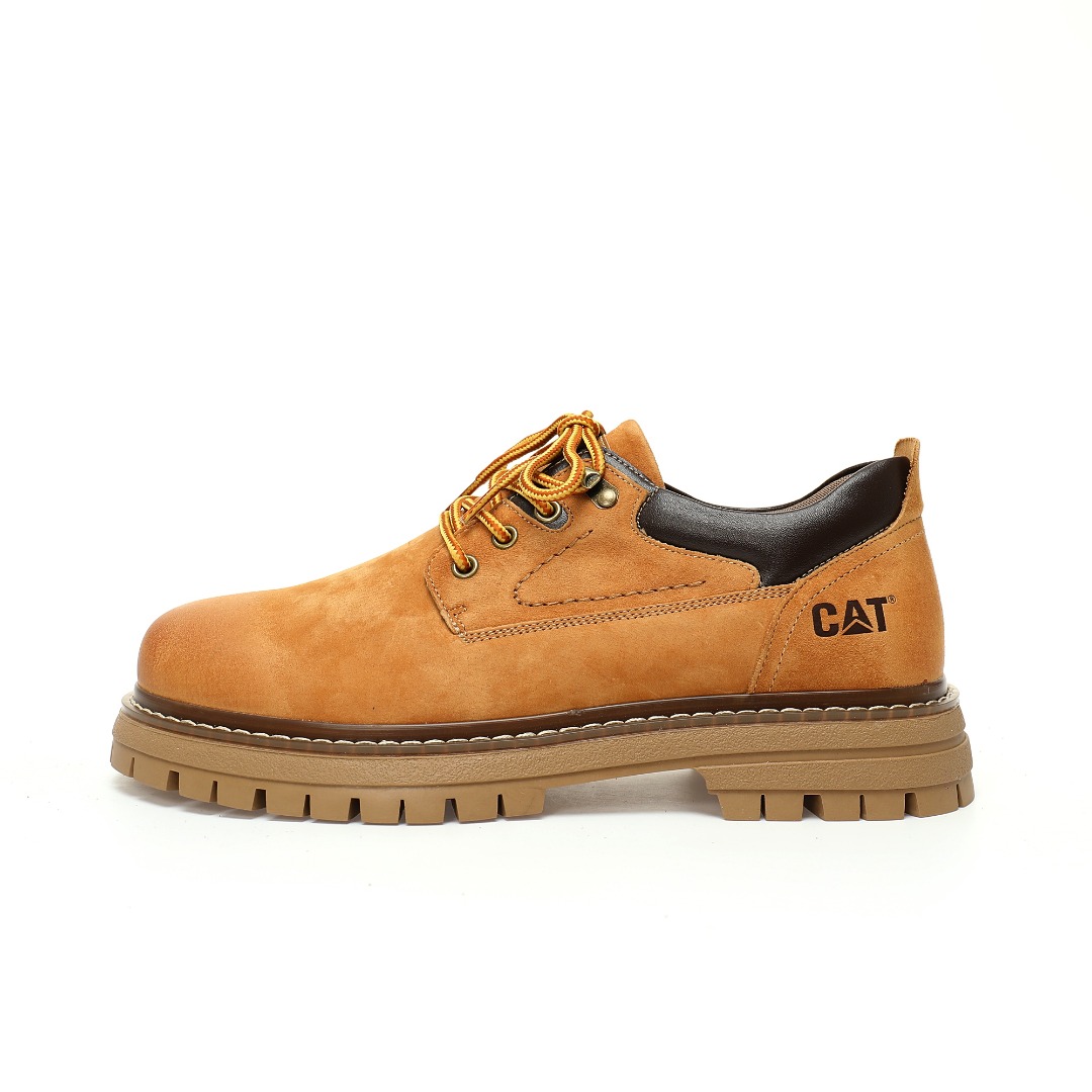 CX专供 纯原 【CAT】【新品实拍篇】男鞋(偏大一码!!)广东中山代工厂原产楦型#出口外贸订单#采用丝光猪巴革鞋面材质#轻量橡胶大底#正确原盒包装吊牌#完全还原ZP工艺❗️硬汉推土机品牌/卡特CAT Camel Miel Raz Low 米尔·拉兹系列低帮男士系带百搭工装机车休闲马丁鞋“麂皮麦黄暗棕”P721903 尺码：39 40 41 42 43 44(偏大一码!!)