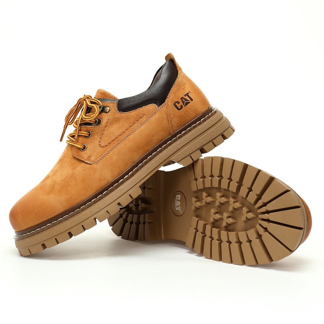 CX专供 纯原 【CAT】【新品实拍篇】男鞋(偏大一码!!)广东中山代工厂原产楦型#出口外贸订单#采用丝光猪巴革鞋面材质#轻量橡胶大底#正确原盒包装吊牌#完全还原ZP工艺❗️硬汉推土机品牌/卡特CAT Camel Miel Raz Low 米尔·拉兹系列低帮男士系带百搭工装机车休闲马丁鞋“麂皮麦黄暗棕”P721903 尺码：39 40 41 42 43 44(偏大一码!!)