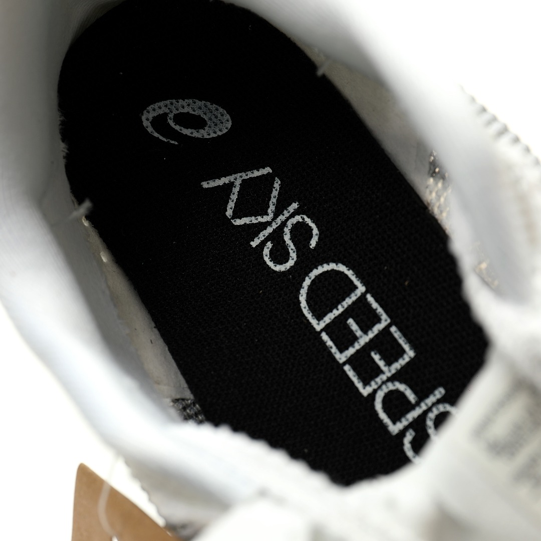 细节图
.
.
.
.
CX专供 纯原
【ASI】【新品实拍篇】升级N版#男鞋真标半码制#升级原楦开发版型#采用一体透气织绞综+压胶鞋面材质#鞋口圈柔软反绒皮材料#中底搭载FF Turbo Plus 泡棉缓震发泡工艺,支撑稳定#外置防滑耐磨大底片❗️日本专业跑鞋品牌-亚瑟士/Asics Metaspeed Sky Paris 进化版竞速马拉松巴黎系列低帮碳板竞速轻量透气缓震休闲运动跑步鞋“网织白黑”1013A123-100
尺码:39 40 40.5 41.5 42 42.5 43.5 44 45
亚瑟士/ASICS全新旗舰Metaspeed Paris碳板竞速系列跑鞋正式登场,难以置信的轻,匹配不同跑者的跑步习惯,让突破PB更舒适,解锁进速新可能。 Metaspeed Edge Paris更大的碳板弯曲弧度(呈勺形几何形状)配合定制化鞋头上翘曲线,帮助跑者在启动阶段更大限度地提高控制力和平稳性,强化向前推进力。