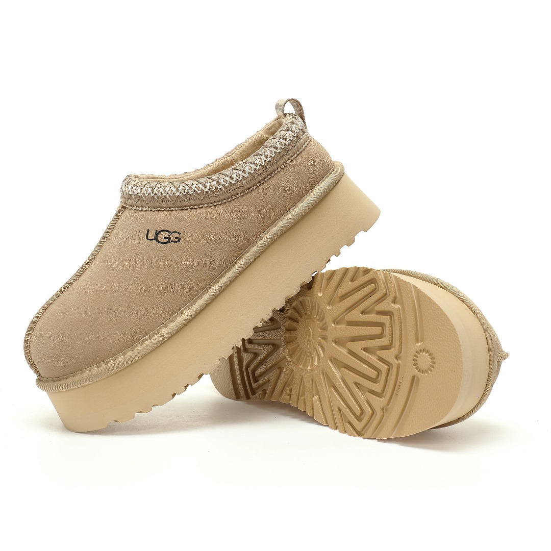 细节图  🔥双11预热特惠🔥 CX专供 独家纯原 【UGG】原xx【新品实拍篇】优选D版#女鞋采用翻毛皮鞋面材质#内嵌人造羊毛毛绒里衬和鞋垫,保暖锁热#内嵌可拆卸植入式羊毛鞋垫#加厚3.08厘米Treadlite轻翼科技外底❗️2024FW秋冬新款,美国轻奢品牌🐑UGG W Leisure Tazz Slipper Chestnut 塔茨系列加厚款穆勒风包头舒适露跟厚底半拖鞋“沙米白编织加绒”1122553-SAND 产品描述:不对称的鞋口,边缝处带锁边缝线细节,后拉扣,翻毛皮鞋跟支撑架,多种色调彰显时尚魅力.品名:Leisure Tazz 塔茨系列(加厚款)鞋面:羊毛皮