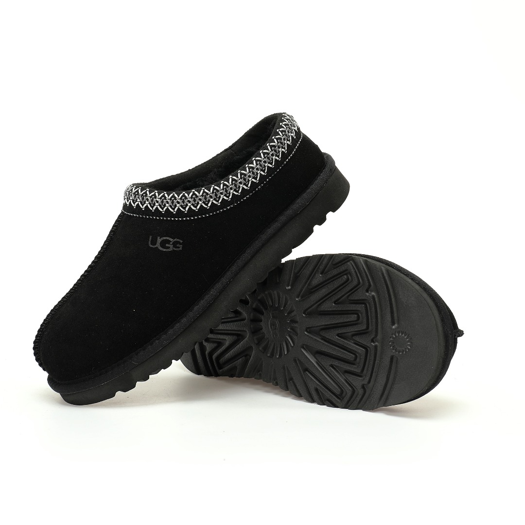 细节图  🔥双11预热特惠🔥 CX专供 独家纯原 【UGG】原xx【新品实拍篇】优选D版#男女鞋采用翻毛皮鞋面材质#内嵌人造羊毛毛绒里衬和鞋垫,保暖锁热#内嵌可拆卸植入式羊毛鞋垫#Treadlite轻翼科技外底-优质的防滑,耐磨性,和良好的弹性❗️2024FW秋冬新款,美国轻奢品牌🐑UGG W Tasman 塔斯曼系列低帮时尚百搭穆勒风舒适保暖休闲便鞋“黑白编织加绒”5955-BLK 产品描述:不对称的鞋口,边缝处带锁边缝线细节,后拉扣,翻毛皮鞋跟支撑架,多种色调彰显时尚魅力.品名:Tasman 塔斯曼系列 鞋面:羊毛皮