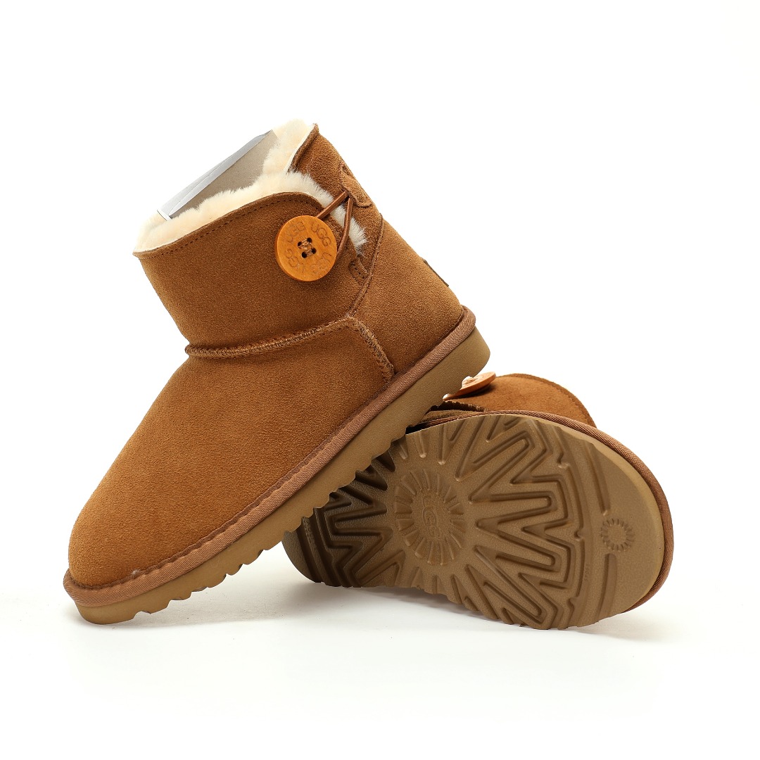 细节图 · · · · 🔥双11预热特惠🔥 CX专供 独家纯原 【UGG】原xx 【新品实拍篇】优选D版#女鞋采用翻毛皮鞋面材质#内嵌人造羊毛毛绒里衬和鞋垫,保暖锁热#内嵌可拆卸植入式羊毛鞋垫#Treadlite轻翼科技外底-优质的防滑,耐磨性,和良好的弹性❗️2024FW秋冬新款,美国轻奢品牌🐑UGG W Mini Bailey Button II 迷你贝莉纽扣2.0系列经典女士短筒休闲百搭短靴“栗子棕加绒”1016422-CHE 产品描述:不对称的鞋口,边缝处带锁边缝线细节,后拉扣,翻毛皮鞋跟支撑架,多种色调彰显时尚魅力.品名:Classic Mini II 经典迷你2.0短靴(特别款)鞋面:羊毛皮 鞋筒高:约14CM