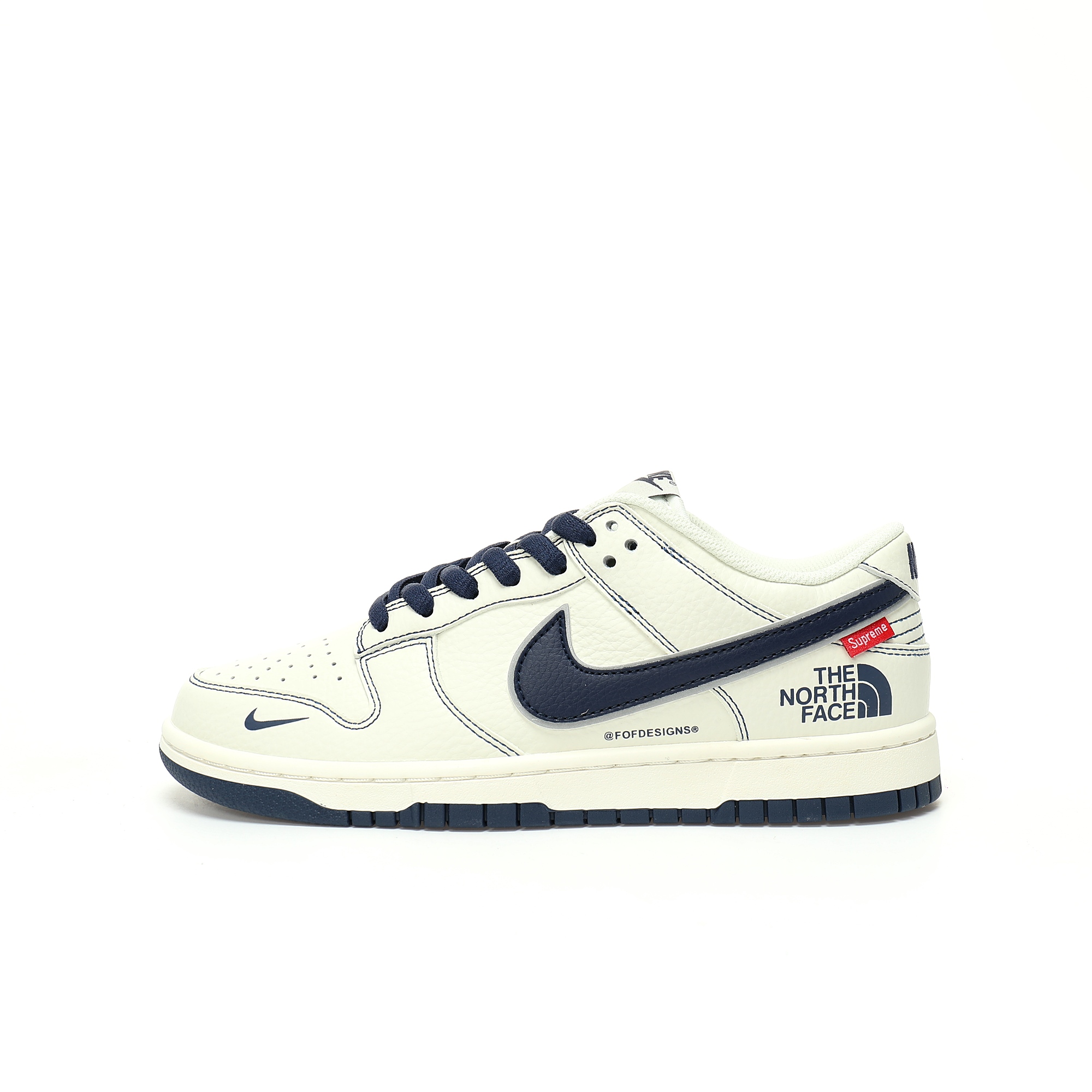 CX专供 独家纯原 【NK】 【新品实拍篇】升级J版#男女鞋真标半码制#全新2021版更新数据窄楦翘头版型#采用荔枝纹牛剖革鞋面材质#缜密拉帮中底布#鞋垫嵌EVA缓震物料及背胶#全新窄版翘头耐磨橡胶大底❗️创意定制三方联名配色,联乘著名户外品牌/北面The North Face x Supreme x Nike SB Dunk Low"The North Face"扣篮系列低帮休闲运动滑板板鞋“联名米白藏蓝Sup北面”BM0234-503