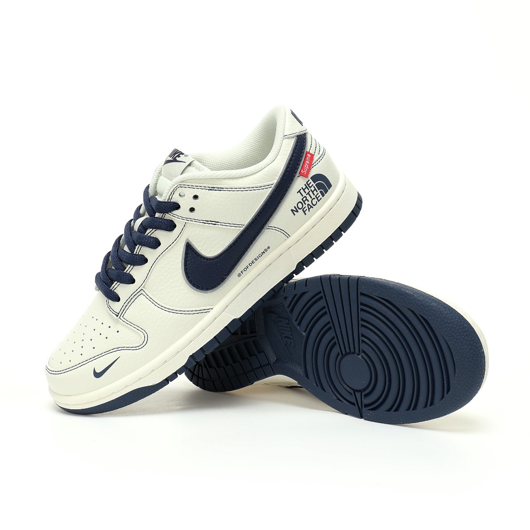 细节图  CX专供 独家纯原 【NK】 【新品实拍篇】升级J版#男女鞋真标半码制#全新2021版更新数据窄楦翘头版型#采用荔枝纹牛剖革鞋面材质#缜密拉帮中底布#鞋垫嵌EVA缓震物料及背胶#全新窄版翘头耐磨橡胶大底❗️创意定制三方联名配色,联乘著名户外品牌/北面The North Face x Supreme x Nike SB Dunk Low"The North Face"扣篮系列低帮休闲运动滑板板鞋“联名米白藏蓝Sup北面”BM0234-503