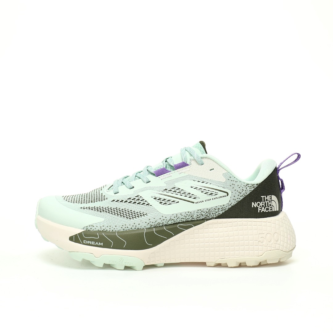 市面 顶级纯原
【北面】
【新品实拍篇】优选R版#男鞋真标半码制#升级原楦原纸版开发版型#采用轻量网眼科技面料材质#中底REAM 泡沫橡胶物料#外置防滑橡胶大底❗️为山路造就！户外轻旅者鞋履,著名户外品牌-北面/The North Face Altamesa 500 阿尔塔梅萨500系列低帮徒步户外风登山休闲运动鞋“浅薄荷绿军绿紫”NF0A8A9PSOC-095
尺码：39 40 40.5 41 42 42.5 43 44 45 
The North Face 全新越野跑训练鞋 Altamesa 500，兼具高效缓震与稳定性能；採用轻质、柔软的 DREAM 发泡中底科技和专為越野设计的 Surface CTRL™ 橡胶外底，大大加强舒适度和回弹性，而抓地力出色的凸纹底部让跑手可轻松应对不同路况。