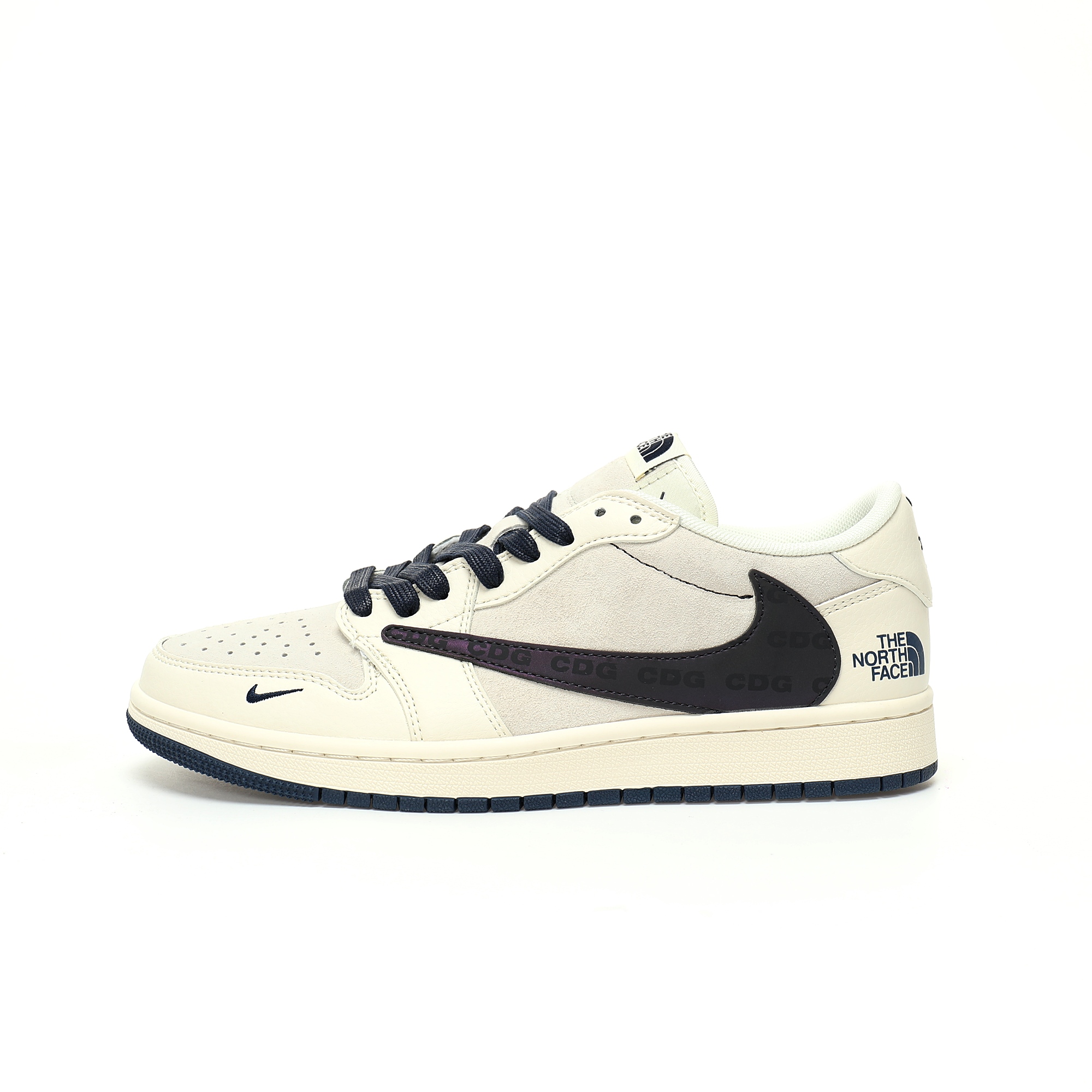 CX专供 毒版公司货 【乔1】 【新品实拍篇】升级B版#男女鞋真标半码制#采用软质荔枝纹牛剖革组合猪巴革鞋面材质#缜密拉帮中底布#鞋垫嵌EVA缓震物料及背胶#内置气垫及耐磨橡胶大底❗️创意定制三方联名配色,著名户外品牌·北面/The North Face x CDG x Travis Scott x Nike Air Jordan 1 Low OG"Comme des Garcons"AJ1乔丹一代经典低帮文化百搭休闲运动篮球鞋“TS联名米白藏蓝镭射北面CDG倒钩”XY2688-110 尺码：36 36.5 37.5 38 38.5 39 40 40.5 41 42 42.5 43 44 44.5 45