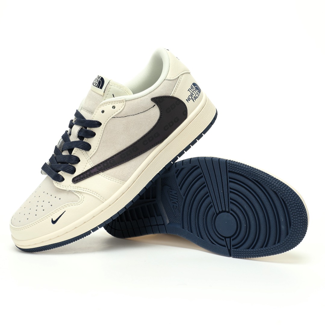 CX专供 毒版公司货 【乔1】 【新品实拍篇】升级B版#男女鞋真标半码制#采用软质荔枝纹牛剖革组合猪巴革鞋面材质#缜密拉帮中底布#鞋垫嵌EVA缓震物料及背胶#内置气垫及耐磨橡胶大底❗️创意定制三方联名配色,著名户外品牌·北面/The North Face x CDG x Travis Scott x Nike Air Jordan 1 Low OG"Comme des Garcons"AJ1乔丹一代经典低帮文化百搭休闲运动篮球鞋“TS联名米白藏蓝镭射北面CDG倒钩”XY2688-110 尺码：36 36.5 37.5 38 38.5 39 40 40.5 41 42 42.5 43 44 44.5 45