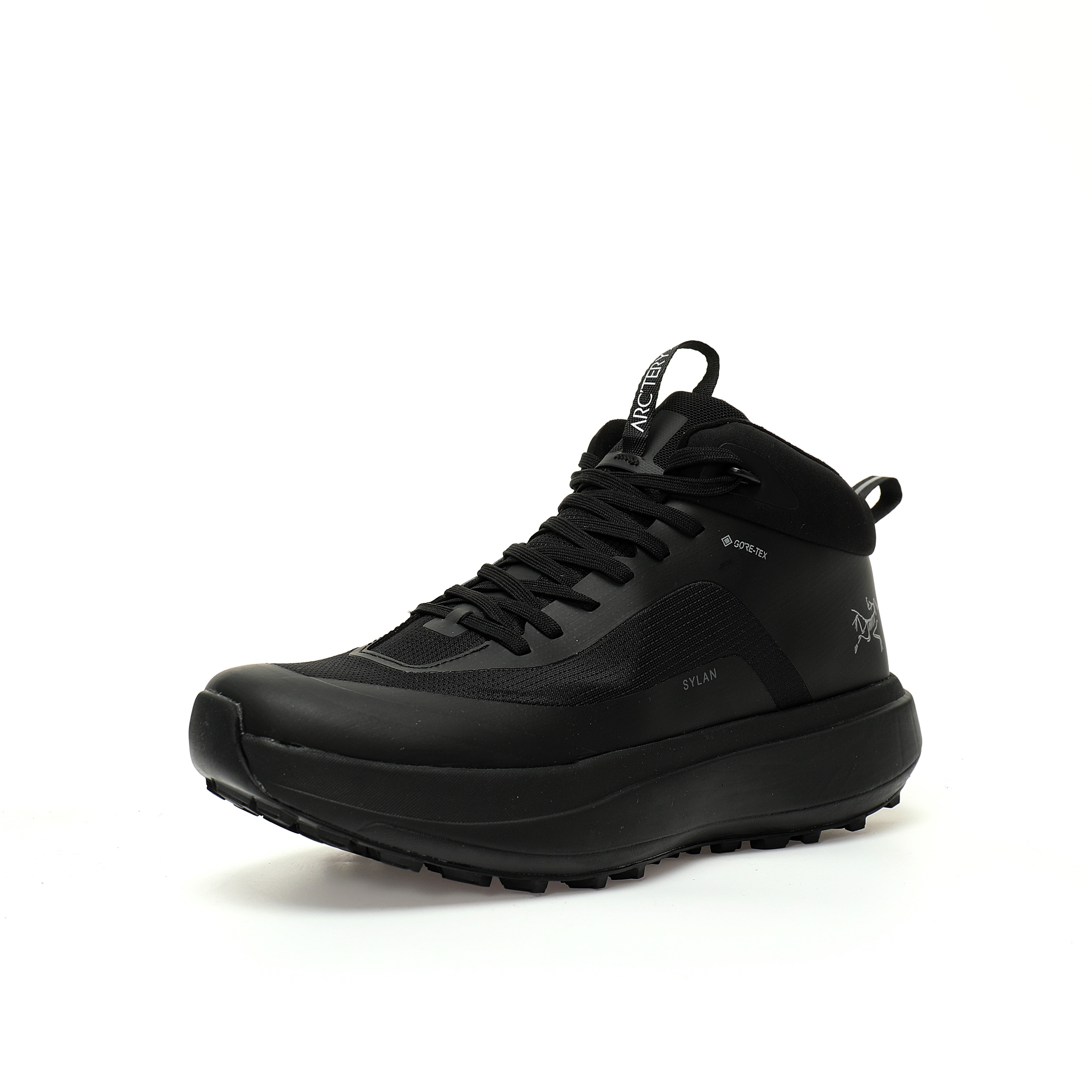 CX专供 独家纯原 【ARC】 【新品实拍篇】原装X版#男鞋原楦原纸版开发版型#采用一体成型热熔网织鞋面材质#搭载85%压缩EVA缓震中底技术#外置vibram黄金耐磨锯齿外底❗️越野徒步+日常通勤两不误！加拿大户外服饰品牌/始祖鸟·Arc'teryx Sylan Mid GTX 快速防水系列中帮增高越野徒步户外运动慢跑鞋“黑银LOGO”L0772180030 尺码：38-45 这款GORE-TEX鞋履适合希望在技术路线上更快前进的山地跑步者穿着，无需担心地形条件如何。中底的Rocker Geometry几何结构设计带来推进力，并采用InFuse材料制成，这是一种轻质、高响应性的EVA和聚烯烃合成材料，可提供回弹并吸收冲击力。抓地平稳的Vibram Megagrip外底采用LITEBASE技术，在减轻重量的同时不影响性能，而多向凸耳花纹设计带来更强的抓地力。鞋身贴合包裹脚部，针织鞋领可阻挡碎屑进鞋。