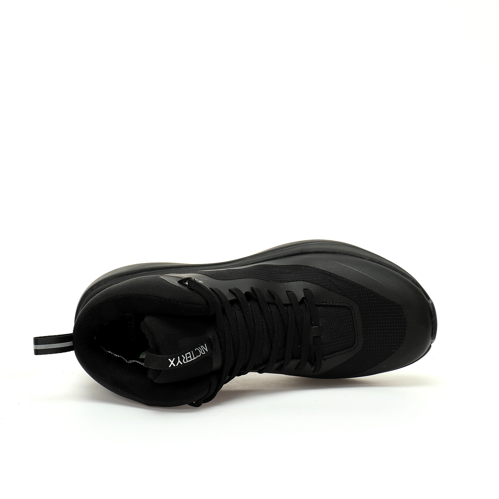 CX专供 独家纯原 【ARC】 【新品实拍篇】原装X版#男鞋原楦原纸版开发版型#采用一体成型热熔网织鞋面材质#搭载85%压缩EVA缓震中底技术#外置vibram黄金耐磨锯齿外底❗️越野徒步+日常通勤两不误！加拿大户外服饰品牌/始祖鸟·Arc'teryx Sylan Mid GTX 快速防水系列中帮增高越野徒步户外运动慢跑鞋“黑银LOGO”L0772180030 尺码：38-45 这款GORE-TEX鞋履适合希望在技术路线上更快前进的山地跑步者穿着，无需担心地形条件如何。中底的Rocker Geometry几何结构设计带来推进力，并采用InFuse材料制成，这是一种轻质、高响应性的EVA和聚烯烃合成材料，可提供回弹并吸收冲击力。抓地平稳的Vibram Megagrip外底采用LITEBASE技术，在减轻重量的同时不影响性能，而多向凸耳花纹设计带来更强的抓地力。鞋身贴合包裹脚部，针织鞋领可阻挡碎屑进鞋。