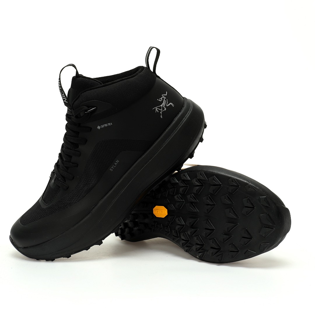 细节图
.
.
.
.
 CX专供 独家纯原
【ARC】
【新品实拍篇】原装X版#男鞋原楦原纸版开发版型#采用一体成型热熔网织鞋面材质#搭载85%压缩EVA缓震中底技术#外置vibram黄金耐磨锯齿外底❗️越野徒步+日常通勤两不误！加拿大户外服饰品牌/始祖鸟·Arc'teryx Sylan Mid GTX 快速防水系列中帮增高越野徒步户外运动慢跑鞋“黑银LOGO”L0772180030
尺码：38-45
这款GORE-TEX鞋履适合希望在技术路线上更快前进的山地跑步者穿着，无需担心地形条件如何。中底的Rocker Geometry几何结构设计带来推进力，并采用InFuse材料制成，这是一种轻质、高响应性的EVA和聚烯烃合成材料，可提供回弹并吸收冲击力。抓地平稳的Vibram Megagrip外底采用LITEBASE技术，在减轻重量的同时不影响性能，而多向凸耳花纹设计带来更强的抓地力。鞋身贴合包裹脚部，针织鞋领可阻挡碎屑进鞋。