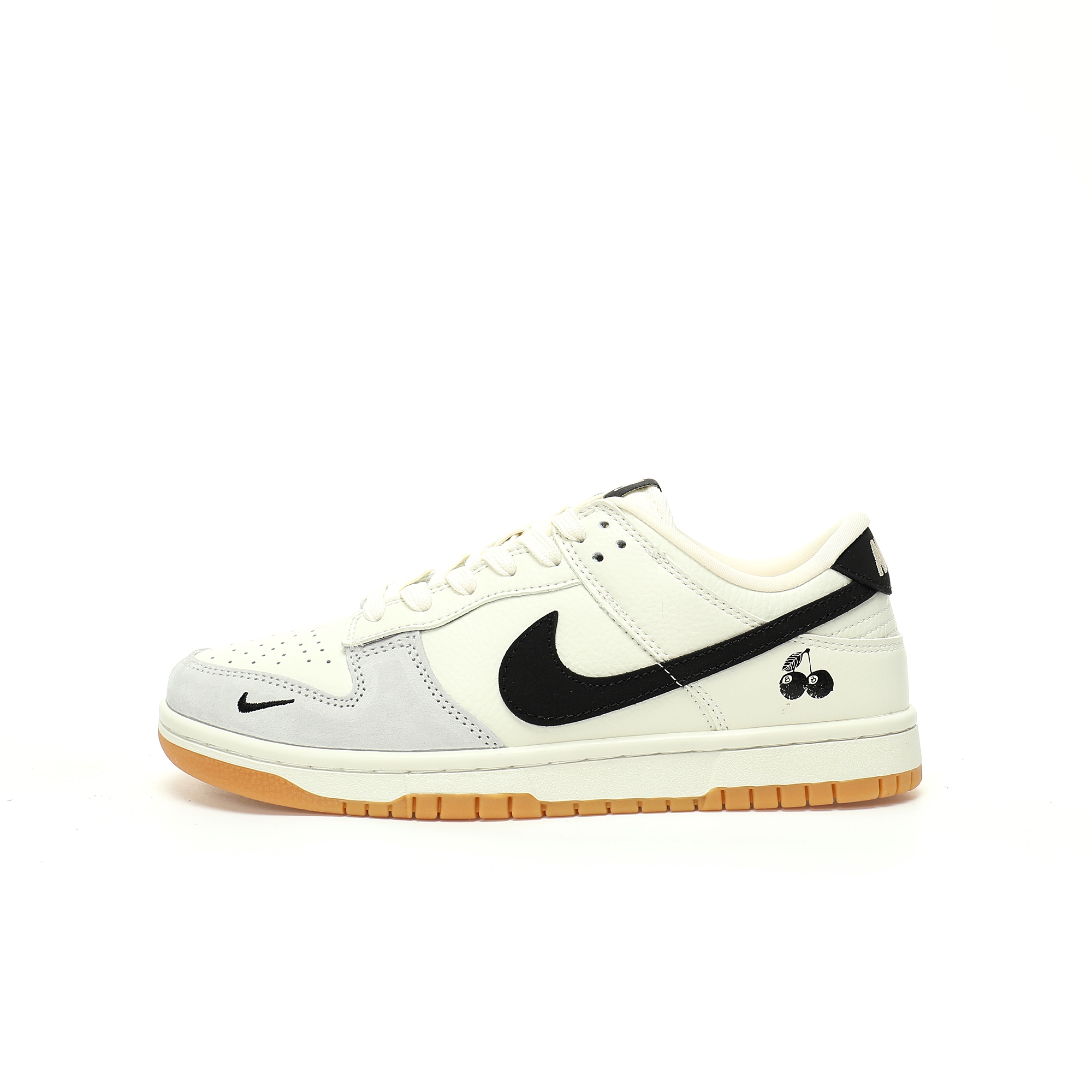 CX专供 独家纯原 【NK】 【新品实拍篇】升级J版#男女鞋真标半码制#全新2021版更新数据窄楦翘头版型#采用软质牛剖革组合猪巴革鞋面材质#缜密拉帮中底布#鞋垫嵌EVA缓震物料及背胶#全新窄版翘头耐磨橡胶大底❗️创意定制联名配色,美国元祖街头潮牌-斯图西/Stussy x Nike SB Dunk Low Retro 扣篮系列低帮休闲运动滑板板鞋“联名米白黑斯图西涂鸦8号球”CH6336-227 尺码:36 36.5 37.5 38 38.5 39 40 40.5 41 42 42.5 43 44 44.5 45