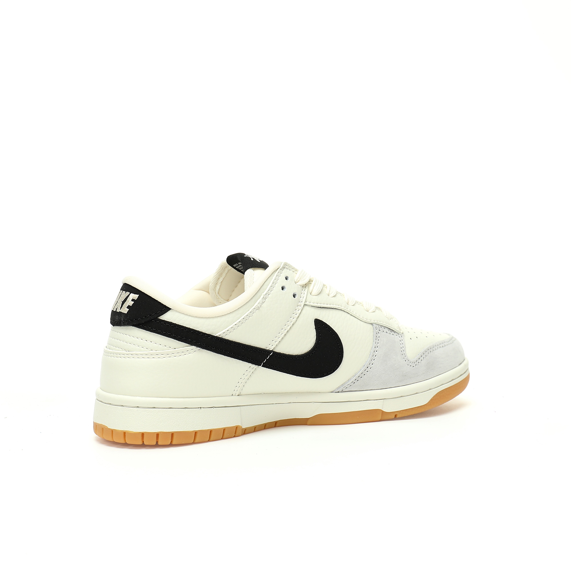 CX专供 独家纯原 【NK】 【新品实拍篇】升级J版#男女鞋真标半码制#全新2021版更新数据窄楦翘头版型#采用软质牛剖革组合猪巴革鞋面材质#缜密拉帮中底布#鞋垫嵌EVA缓震物料及背胶#全新窄版翘头耐磨橡胶大底❗️创意定制联名配色,美国元祖街头潮牌-斯图西/Stussy x Nike SB Dunk Low Retro 扣篮系列低帮休闲运动滑板板鞋“联名米白黑斯图西涂鸦8号球”CH6336-227 尺码:36 36.5 37.5 38 38.5 39 40 40.5 41 42 42.5 43 44 44.5 45