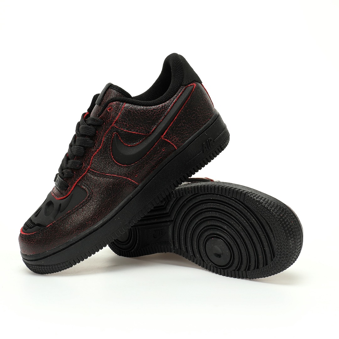 细节图
.
.
.
.
 CX专供 独家纯原
【NK】
【新品实拍篇】男女鞋真标半码制#升级原楦原纸版数据开发版型#采用漆面龟裂纹处理翻毛皮鞋面材质#内置全掌Air Sole气垫#外置防滑耐磨橡胶大底❗超帅骷髅浮雕设计,2024万圣节限定配色！耐克Nike Air Force 1'07 Low"Halloween Skull 2024"空军一号系列低帮百搭休闲运动板鞋“黑红骷髅万圣节”FQ8077-104
尺码：36 36.5 37.5 38 38.5 39 40 40.5 41 42 42.5 43 44 44.5 45
距离万圣节的脚步越来越近，各大品牌也陆续曝光了「万圣节限定配色」球鞋，不知道哪双给你留下的印象更深呢？今年 Nike 以Dunk Low和Air Force 1 Low两款经典鞋型为蓝本，带来眼前一亮的新配色。两款鞋的设计语言几乎一致，最大亮点无疑是鞋头怪诞的骷髅头设计搭配裂纹皮革，有着独一无二的质感表现。配色方面，黑绿、黑红两款，展现出万圣节独有的神秘。当然不局限于只对配色做文章，其它设计同样可圈可点，像是鞋侧Swoosh 变得更有立体感，呼应了鞋头的造型。这两双鞋不仅质感独特，细节也下足了功夫，不知道你对哪双更感兴趣的呢？