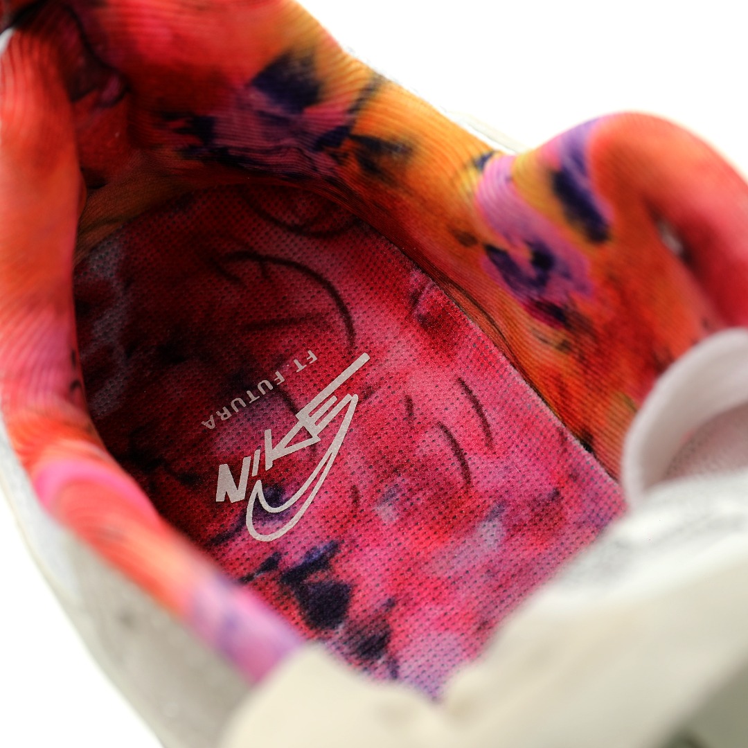 细节图
.
.
.
.
 CX专供 独家纯原
【NK】
【新品实拍篇】优选X版#男女鞋半码制#采用硬质牛剖革组合网织布鞋面材质#内嵌环形EVA缓震鞋垫#外置防滑隔色耐磨橡胶大底❗向奥林匹克运动精神致敬！联名涂鸦艺术大师Futura x Nike Jam Breaking"Train Olympics"街舞系列低帮霹雳舞复古休闲运动慢跑鞋“巴黎奥运版白黑涂鸦签名版”FZ8966-100
尺码：36 36.5 37.5 38 38.5 39 40 40.5 41 42 42.5 43 44 45
为了庆祝即将到来的 2024 年巴黎奥运会，Nike 推出了 Nike Jam。这款创新运动鞋型专门为 Breaking 而设计——该舞种今年将首次亮相奥运会。更令人惊喜的是，著名涂鸦艺术家 Futura 与 Nike 合作推出了一个特别版本——Futura x Nike Jam Train「Olympics」。该鞋的特点是其响应缓冲系统和轻便透气的结构，采用了充满动态感的白色、光子尘埃灰、铂金和黑色配色，鞋垫、内衬以及后跟标签处均饰有 Futura 的标志性艺术图案。