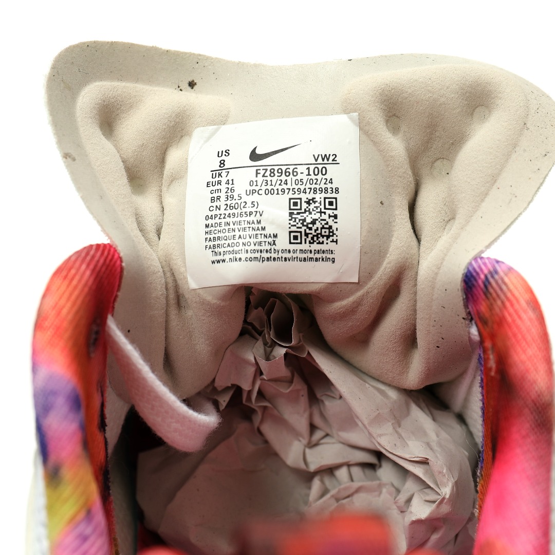 细节图
.
.
.
.
 CX专供 独家纯原
【NK】
【新品实拍篇】优选X版#男女鞋半码制#采用硬质牛剖革组合网织布鞋面材质#内嵌环形EVA缓震鞋垫#外置防滑隔色耐磨橡胶大底❗向奥林匹克运动精神致敬！联名涂鸦艺术大师Futura x Nike Jam Breaking"Train Olympics"街舞系列低帮霹雳舞复古休闲运动慢跑鞋“巴黎奥运版白黑涂鸦签名版”FZ8966-100
尺码：36 36.5 37.5 38 38.5 39 40 40.5 41 42 42.5 43 44 45
为了庆祝即将到来的 2024 年巴黎奥运会，Nike 推出了 Nike Jam。这款创新运动鞋型专门为 Breaking 而设计——该舞种今年将首次亮相奥运会。更令人惊喜的是，著名涂鸦艺术家 Futura 与 Nike 合作推出了一个特别版本——Futura x Nike Jam Train「Olympics」。该鞋的特点是其响应缓冲系统和轻便透气的结构，采用了充满动态感的白色、光子尘埃灰、铂金和黑色配色，鞋垫、内衬以及后跟标签处均饰有 Futura 的标志性艺术图案。