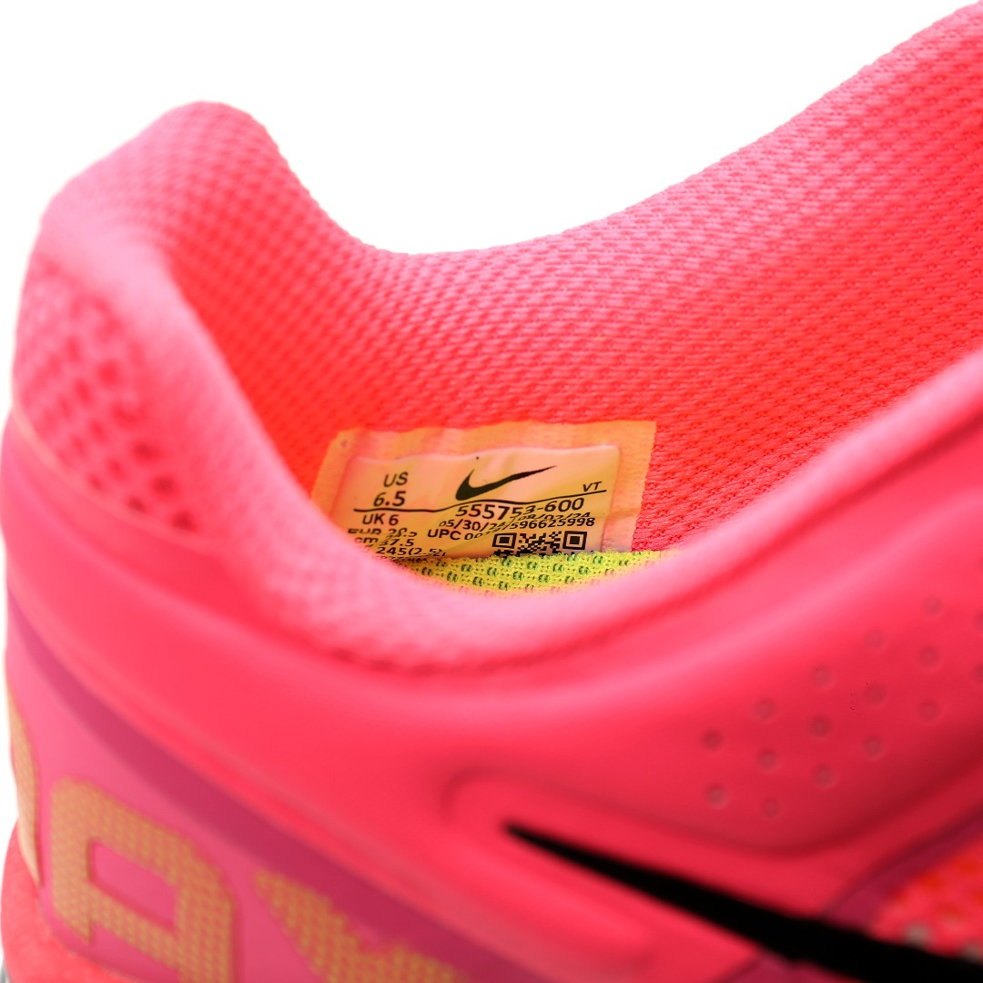 细节图
.
.
.
.
 CX专供 独家纯原
【NK】
【新品实拍篇】品质D版#35-42:女鞋真标半码制#升级原楦原纸版开发#采用轻量透气网织面料材质#原厂OrthoLite（欧索莱）去味海绵鞋垫#超轻薄EVA拉帮中底材质#正确原厂钢印#全掌真Air缓震气垫大底❗️轻盈跃动,复古新风尚！耐克Nike Air Max 2013"Digital Pink Black"2013大气垫系列低帮全掌大气垫休闲运动百搭慢跑鞋“网织荧光粉黑”555753-600
尺码：35 36 36.5 37.5 38 38.5 39 40 40.5 41 42
每年三月，Nike都会为庆祝“Air Max Day”这一盛大活动推出全新的鞋款，就像今年推出的搭载了双柱状动态气垫系统的Air Max Dn一样。除了每年推出的全新鞋款，以年代命名的气垫系列的复刻，也是鞋迷关注的焦点，比如近年来Nike重点推广的Air Max 2013。Nike Air Max 2013推出时，凭借全掌气垫和多种材质的组合鞋面，为旗下的气垫鞋款带来了全新的风貌。此外，Nike还于2022年与Stüssy合作，使Air Max 2013以全新的造型宣告回归，去年也通过“10周年”纪念活动陆续复刻了过去的经典配色，如今品牌还将推出全新款式的Nike Air Max 2013“Sunset”。作为全新的配色，Nike Air Max 2013“Sunset”以宛如日落般的渐变设计，不禁让人联想到经典配色OG“Tropical Fish”的Nike Air Max Plus，特别是鞋头覆盖的橘红色调，恰到好处地与配色主题相呼应，全黑的鞋面也完美地诠释了鞋身复杂的结构。当然，提供舒适脚感的冰蓝色气垫大底也是这双鞋吸引人的因素之一。