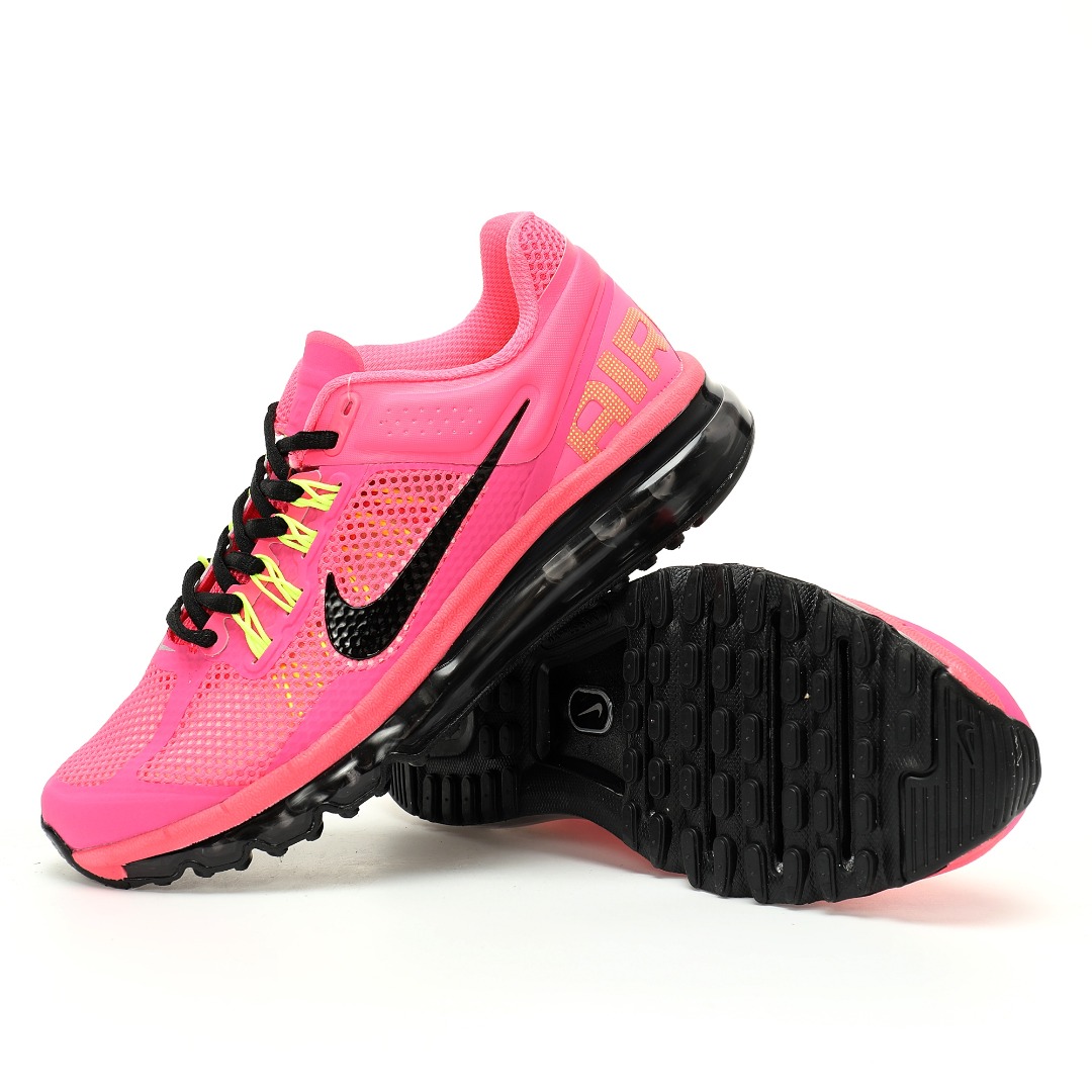 细节图
.
.
.
.
 CX专供 独家纯原
【NK】
【新品实拍篇】品质D版#35-42:女鞋真标半码制#升级原楦原纸版开发#采用轻量透气网织面料材质#原厂OrthoLite（欧索莱）去味海绵鞋垫#超轻薄EVA拉帮中底材质#正确原厂钢印#全掌真Air缓震气垫大底❗️轻盈跃动,复古新风尚！耐克Nike Air Max 2013"Digital Pink Black"2013大气垫系列低帮全掌大气垫休闲运动百搭慢跑鞋“网织荧光粉黑”555753-600
尺码：35 36 36.5 37.5 38 38.5 39 40 40.5 41 42
每年三月，Nike都会为庆祝“Air Max Day”这一盛大活动推出全新的鞋款，就像今年推出的搭载了双柱状动态气垫系统的Air Max Dn一样。除了每年推出的全新鞋款，以年代命名的气垫系列的复刻，也是鞋迷关注的焦点，比如近年来Nike重点推广的Air Max 2013。Nike Air Max 2013推出时，凭借全掌气垫和多种材质的组合鞋面，为旗下的气垫鞋款带来了全新的风貌。此外，Nike还于2022年与Stüssy合作，使Air Max 2013以全新的造型宣告回归，去年也通过“10周年”纪念活动陆续复刻了过去的经典配色，如今品牌还将推出全新款式的Nike Air Max 2013“Sunset”。作为全新的配色，Nike Air Max 2013“Sunset”以宛如日落般的渐变设计，不禁让人联想到经典配色OG“Tropical Fish”的Nike Air Max Plus，特别是鞋头覆盖的橘红色调，恰到好处地与配色主题相呼应，全黑的鞋面也完美地诠释了鞋身复杂的结构。当然，提供舒适脚感的冰蓝色气垫大底也是这双鞋吸引人的因素之一。