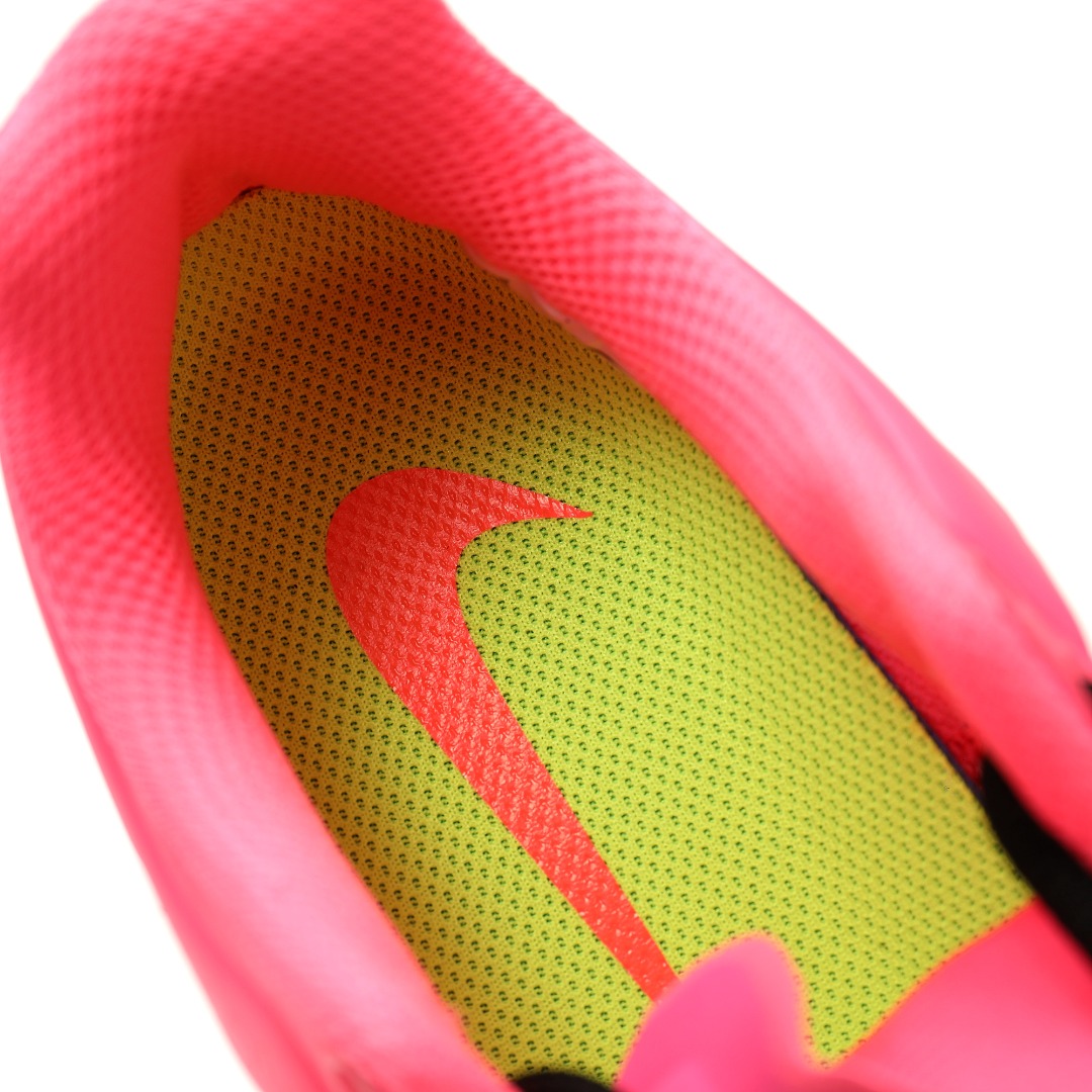 细节图
.
.
.
.
 CX专供 独家纯原
【NK】
【新品实拍篇】品质D版#35-42:女鞋真标半码制#升级原楦原纸版开发#采用轻量透气网织面料材质#原厂OrthoLite（欧索莱）去味海绵鞋垫#超轻薄EVA拉帮中底材质#正确原厂钢印#全掌真Air缓震气垫大底❗️轻盈跃动,复古新风尚！耐克Nike Air Max 2013"Digital Pink Black"2013大气垫系列低帮全掌大气垫休闲运动百搭慢跑鞋“网织荧光粉黑”555753-600
尺码：35 36 36.5 37.5 38 38.5 39 40 40.5 41 42
每年三月，Nike都会为庆祝“Air Max Day”这一盛大活动推出全新的鞋款，就像今年推出的搭载了双柱状动态气垫系统的Air Max Dn一样。除了每年推出的全新鞋款，以年代命名的气垫系列的复刻，也是鞋迷关注的焦点，比如近年来Nike重点推广的Air Max 2013。Nike Air Max 2013推出时，凭借全掌气垫和多种材质的组合鞋面，为旗下的气垫鞋款带来了全新的风貌。此外，Nike还于2022年与Stüssy合作，使Air Max 2013以全新的造型宣告回归，去年也通过“10周年”纪念活动陆续复刻了过去的经典配色，如今品牌还将推出全新款式的Nike Air Max 2013“Sunset”。作为全新的配色，Nike Air Max 2013“Sunset”以宛如日落般的渐变设计，不禁让人联想到经典配色OG“Tropical Fish”的Nike Air Max Plus，特别是鞋头覆盖的橘红色调，恰到好处地与配色主题相呼应，全黑的鞋面也完美地诠释了鞋身复杂的结构。当然，提供舒适脚感的冰蓝色气垫大底也是这双鞋吸引人的因素之一。