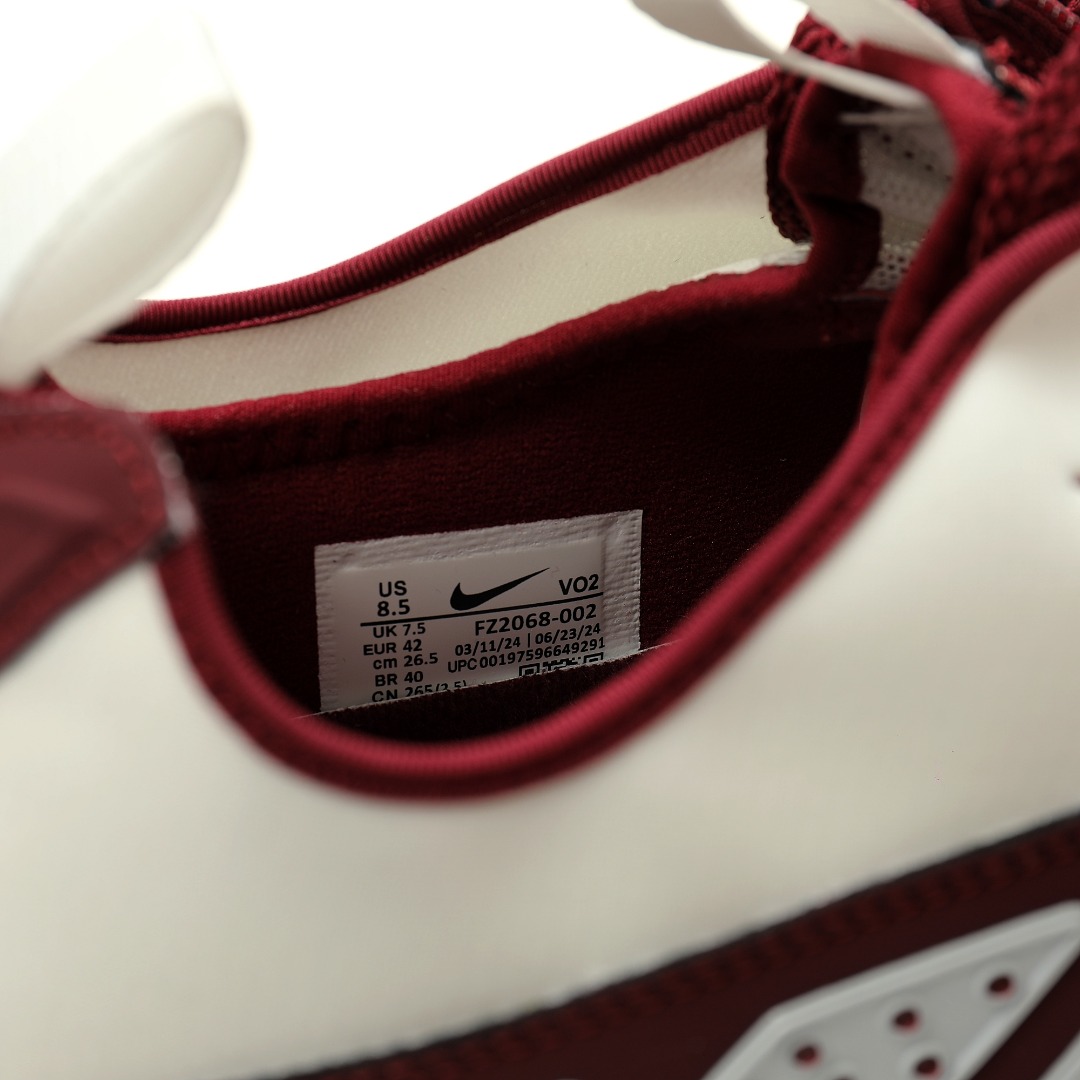 细节图
.
.
.
.
 CX专供 独家纯原
【NK】
【新品实拍篇】优选H版#男女鞋半码制#采用牛巴革组合弹力布鞋面材料#中底高弹MD缓震组合开窗式Air气垫装置#外置防滑耐磨橡胶大底❗️这双经典阔别多年回归！耐克Nike Wmns Air Max SNDR Sunder"Night Maroon"森德系列低帮气垫百搭增高休闲运动慢跑鞋“酒红白黑”FZ2068-003
尺码：36 36.5 37.5 38 38.5 39 40 40.5 41 42 42.5 43 44 45 46
创新 Air Max SNDR 自 1999 年便走在时代尖端，如今强势回归，气势更胜以往。从鞋跟周围的稳固贴合感到拉鍊鞋罩，这款传奇运动鞋不断打破框架。以张力十足的配色混搭黑色装饰片与活力四射的活力粉鞋罩。经典反光缝片与亮眼白色形成抢眼对比效果。鞋跟还配有 Max Air 缓震系统，前足则以 Nike Air 打造卓越弹力和舒适度。拉开鞋罩拉鍊，即露出「6453」字样，向 Nike 全球办公室电话号码的末 4 码致敬，这一组数字可在电话键盘上拼出英文字母的 N-I-K-E。