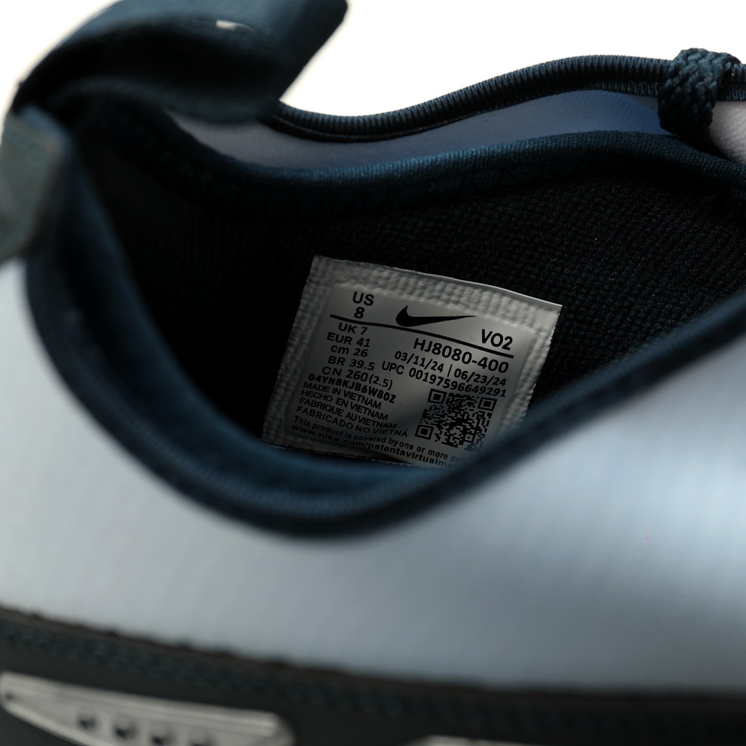 细节图
.
.
.
.
 CX专供 独家纯原
【NK】
【新品实拍篇】优选H版#男女鞋半码制#采用牛巴革组合弹力布鞋面材料#中底高弹MD缓震组合开窗式Air气垫装置#外置防滑耐磨橡胶大底❗️这双经典阔别多年回归！耐克Nike Wmns Air Max SNDR Sunder"Blue Ice"森德系列低帮气垫百搭增高休闲运动慢跑鞋“海军蓝浅蓝”HJ8080-400
尺码：36 36.5 37.5 38 38.5 39 40 40.5 41 42 42.5 43 44 45 46
创新 Air Max SNDR 自 1999 年便走在时代尖端，如今强势回归，气势更胜以往。从鞋跟周围的稳固贴合感到拉鍊鞋罩，这款传奇运动鞋不断打破框架。以张力十足的配色混搭黑色装饰片与活力四射的活力粉鞋罩。经典反光缝片与亮眼白色形成抢眼对比效果。鞋跟还配有 Max Air 缓震系统，前足则以 Nike Air 打造卓越弹力和舒适度。拉开鞋罩拉鍊，即露出「6453」字样，向 Nike 全球办公室电话号码的末 4 码致敬，这一组数字可在电话键盘上拼出英文字母的 N-I-K-E。