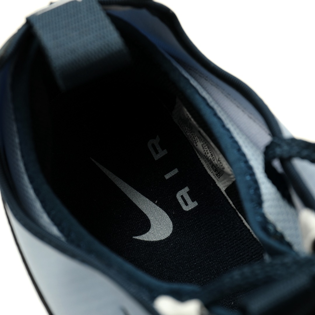 细节图
.
.
.
.
 CX专供 独家纯原
【NK】
【新品实拍篇】优选H版#男女鞋半码制#采用牛巴革组合弹力布鞋面材料#中底高弹MD缓震组合开窗式Air气垫装置#外置防滑耐磨橡胶大底❗️这双经典阔别多年回归！耐克Nike Wmns Air Max SNDR Sunder"Blue Ice"森德系列低帮气垫百搭增高休闲运动慢跑鞋“海军蓝浅蓝”HJ8080-400
尺码：36 36.5 37.5 38 38.5 39 40 40.5 41 42 42.5 43 44 45 46
创新 Air Max SNDR 自 1999 年便走在时代尖端，如今强势回归，气势更胜以往。从鞋跟周围的稳固贴合感到拉鍊鞋罩，这款传奇运动鞋不断打破框架。以张力十足的配色混搭黑色装饰片与活力四射的活力粉鞋罩。经典反光缝片与亮眼白色形成抢眼对比效果。鞋跟还配有 Max Air 缓震系统，前足则以 Nike Air 打造卓越弹力和舒适度。拉开鞋罩拉鍊，即露出「6453」字样，向 Nike 全球办公室电话号码的末 4 码致敬，这一组数字可在电话键盘上拼出英文字母的 N-I-K-E。