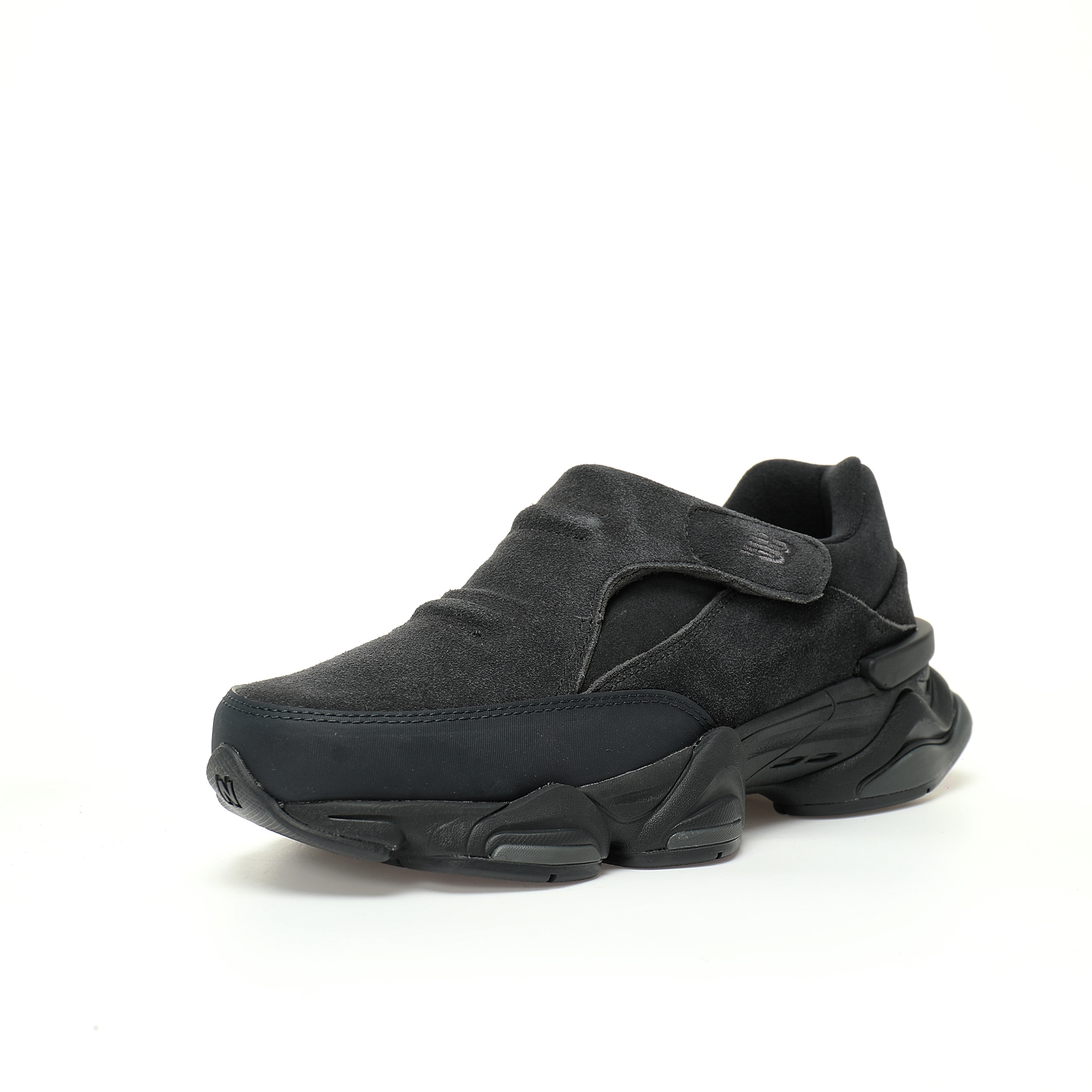 CX专供 独家纯原 【NB】 【新品实拍篇】升级D版#男鞋真标半码制#原楦开发版型#采用翻毛皮鞋面材质#4层组合底模#中底嵌入ABZORB缓震科技材料及后跟嵌入TPU装饰条稳固❗️ 极简的未来主义美学,全新配色!全新NB新百伦New Balance U8040"Black"系列低帮魔术贴复古百搭户外老爹风小象蹄休闲运动跑步鞋“翻毛煤黑”U8040UOB 尺码：39.5 40 40.5 41.5 42 42.5 43 44 44.5 45 46.5 47.5 最近，New Balance的一款新鞋型8040引起了时尚界的热议！这款鞋脱胎于9060，采用了创新的松紧魔术贴设计，完全摒弃了传统的鞋带闭合方式。一体式皮革鞋面展现出极简的未来主义美学，不仅舒适贴合，还彰显出独特的时尚感。鞋子的上半部分由精致的绒面革面板组成，鞋领处密封设计，穿脱超级方便！从鞋头延伸到鞋腰的长度挡泥板，巧妙地将这款鞋与New Balance的其他主线产品联系起来，仿佛将NB带入了全新的户外舒适领域。快来试试这款引领潮流的New Balance 8040吧