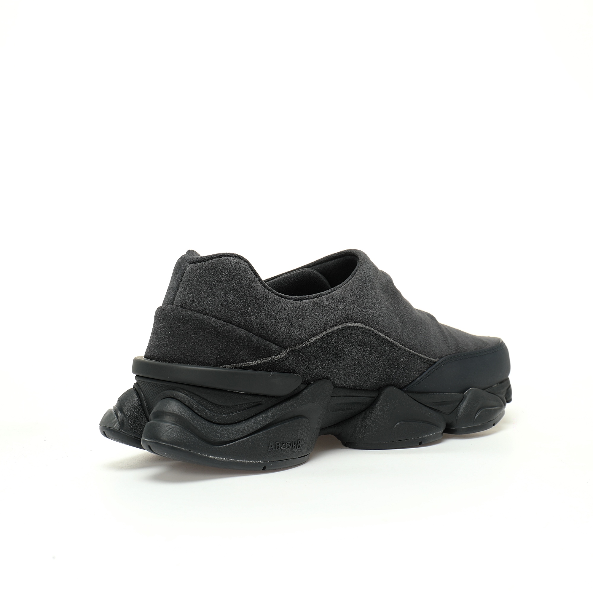 CX专供 独家纯原 【NB】 【新品实拍篇】升级D版#男鞋真标半码制#原楦开发版型#采用翻毛皮鞋面材质#4层组合底模#中底嵌入ABZORB缓震科技材料及后跟嵌入TPU装饰条稳固❗️ 极简的未来主义美学,全新配色!全新NB新百伦New Balance U8040"Black"系列低帮魔术贴复古百搭户外老爹风小象蹄休闲运动跑步鞋“翻毛煤黑”U8040UOB 尺码：39.5 40 40.5 41.5 42 42.5 43 44 44.5 45 46.5 47.5 最近，New Balance的一款新鞋型8040引起了时尚界的热议！这款鞋脱胎于9060，采用了创新的松紧魔术贴设计，完全摒弃了传统的鞋带闭合方式。一体式皮革鞋面展现出极简的未来主义美学，不仅舒适贴合，还彰显出独特的时尚感。鞋子的上半部分由精致的绒面革面板组成，鞋领处密封设计，穿脱超级方便！从鞋头延伸到鞋腰的长度挡泥板，巧妙地将这款鞋与New Balance的其他主线产品联系起来，仿佛将NB带入了全新的户外舒适领域。快来试试这款引领潮流的New Balance 8040吧