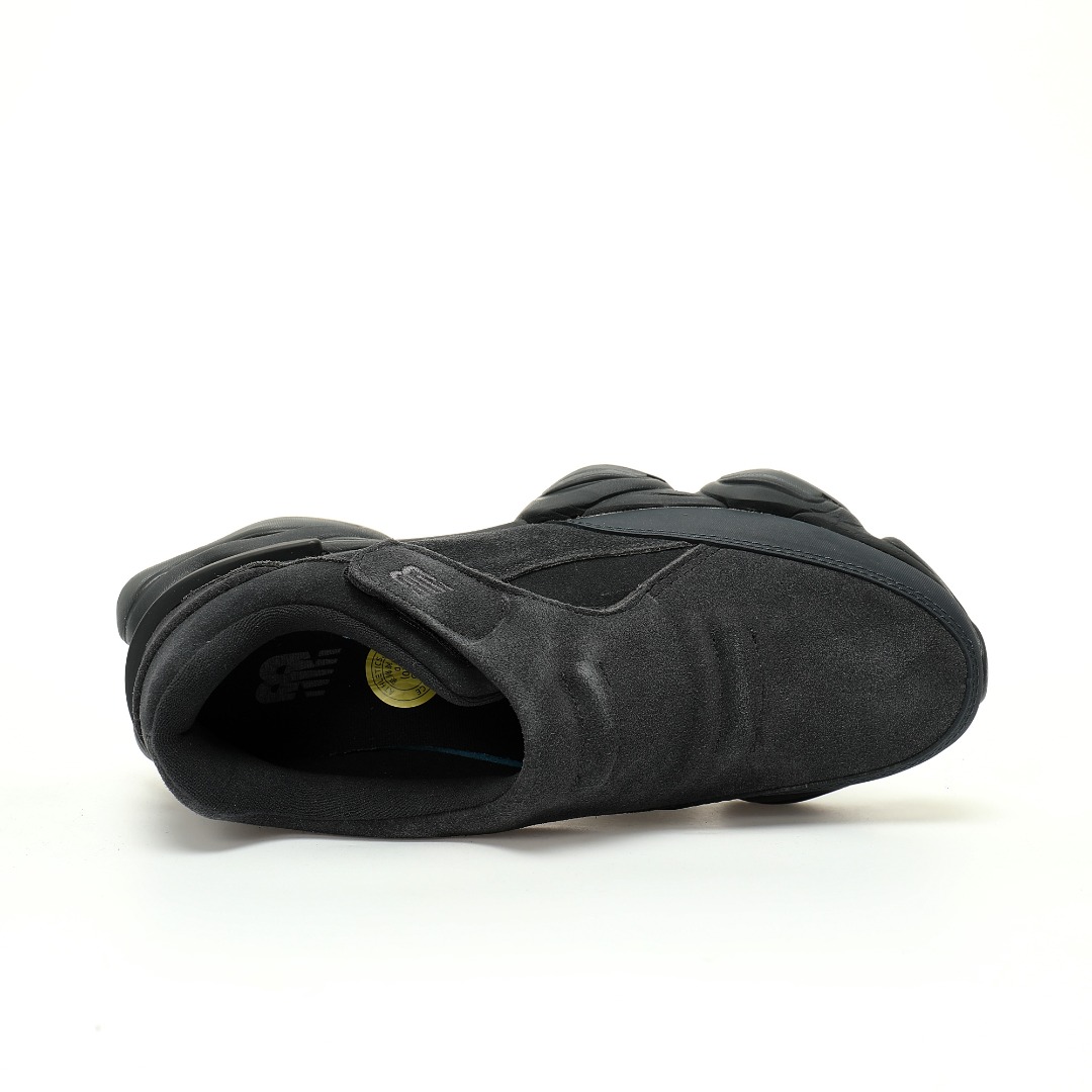 CX专供 独家纯原 【NB】 【新品实拍篇】升级D版#男鞋真标半码制#原楦开发版型#采用翻毛皮鞋面材质#4层组合底模#中底嵌入ABZORB缓震科技材料及后跟嵌入TPU装饰条稳固❗️ 极简的未来主义美学,全新配色!全新NB新百伦New Balance U8040"Black"系列低帮魔术贴复古百搭户外老爹风小象蹄休闲运动跑步鞋“翻毛煤黑”U8040UOB 尺码：39.5 40 40.5 41.5 42 42.5 43 44 44.5 45 46.5 47.5 最近，New Balance的一款新鞋型8040引起了时尚界的热议！这款鞋脱胎于9060，采用了创新的松紧魔术贴设计，完全摒弃了传统的鞋带闭合方式。一体式皮革鞋面展现出极简的未来主义美学，不仅舒适贴合，还彰显出独特的时尚感。鞋子的上半部分由精致的绒面革面板组成，鞋领处密封设计，穿脱超级方便！从鞋头延伸到鞋腰的长度挡泥板，巧妙地将这款鞋与New Balance的其他主线产品联系起来，仿佛将NB带入了全新的户外舒适领域。快来试试这款引领潮流的New Balance 8040吧