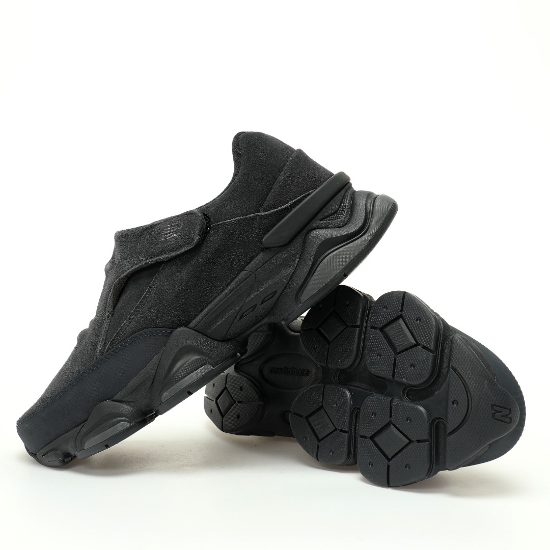 细节图
.
.
.
.
 CX专供 独家纯原
【NB】
【新品实拍篇】升级D版#男鞋真标半码制#原楦开发版型#采用翻毛皮鞋面材质#4层组合底模#中底嵌入ABZORB缓震科技材料及后跟嵌入TPU装饰条稳固❗️ 极简的未来主义美学,全新配色!全新NB新百伦New Balance U8040"Black"系列低帮魔术贴复古百搭户外老爹风小象蹄休闲运动跑步鞋“翻毛煤黑”U8040UOB
尺码：39.5 40 40.5 41.5 42 42.5 43 44 44.5 45 46.5 47.5
最近，New Balance的一款新鞋型8040引起了时尚界的热议！这款鞋脱胎于9060，采用了创新的松紧魔术贴设计，完全摒弃了传统的鞋带闭合方式。一体式皮革鞋面展现出极简的未来主义美学，不仅舒适贴合，还彰显出独特的时尚感。鞋子的上半部分由精致的绒面革面板组成，鞋领处密封设计，穿脱超级方便！从鞋头延伸到鞋腰的长度挡泥板，巧妙地将这款鞋与New Balance的其他主线产品联系起来，仿佛将NB带入了全新的户外舒适领域。快来试试这款引领潮流的New Balance 8040吧