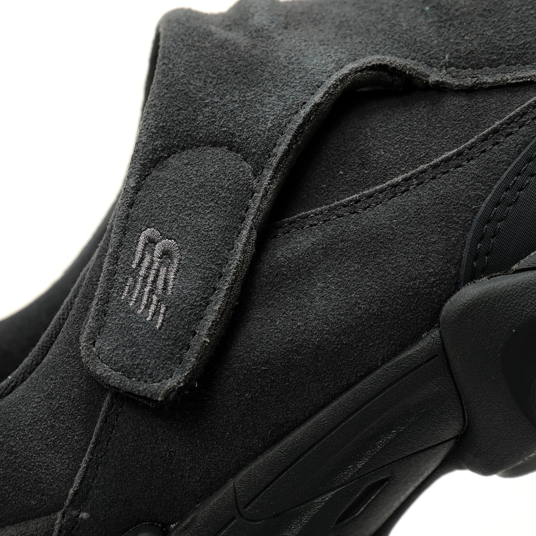 细节图
.
.
.
.
CX专供 独家纯原
【NB】
【新品实拍篇】升级D版#男鞋真标半码制#原楦开发版型#采用翻毛皮鞋面材质#4层组合底模#中底嵌入ABZORB缓震科技材料及后跟嵌入TPU装饰条稳固❗️ 极简的未来主义美学,全新配色!全新NB新百伦New Balance U8040"Black"系列低帮魔术贴复古百搭户外老爹风小象蹄休闲运动跑步鞋“翻毛煤黑”U8040UOB
尺码:39.5 40 40.5 41.5 42 42.5 43 44 44.5 45 46.5 47.5
最近,New Balance的一款新鞋型8040引起了时尚界的热议!这款鞋脱胎于9060,采用了创新的松紧魔术贴设计,完全摒弃了传统的鞋带闭合方式。一体式皮革鞋面展现出极简的未来主义美学,不仅舒适贴合,还彰显出独特的时尚感。鞋子的上半部分由精致的绒面革面板组成,鞋领处密封设计,穿脱超级方便!从鞋头延伸到鞋腰的长度挡泥板,巧妙地将这款鞋与New Balance的其他主线产品联系起来,仿佛将NB带入了全新的户外舒适领域。快来试试这款引领潮流的New Balance 8040吧