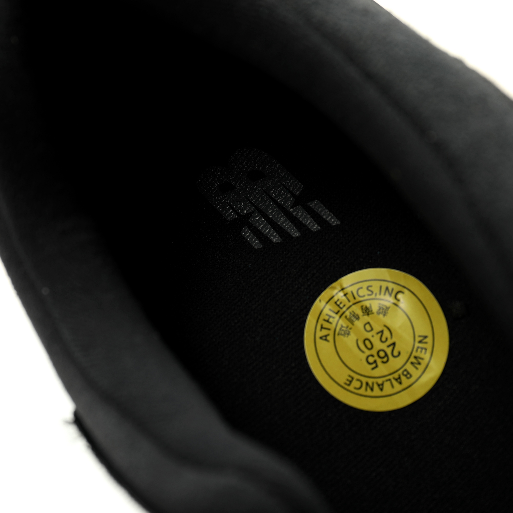 细节图
.
.
.
.
CX专供 独家纯原
【NB】
【新品实拍篇】升级D版#男鞋真标半码制#原楦开发版型#采用翻毛皮鞋面材质#4层组合底模#中底嵌入ABZORB缓震科技材料及后跟嵌入TPU装饰条稳固❗️ 极简的未来主义美学,全新配色!全新NB新百伦New Balance U8040"Black"系列低帮魔术贴复古百搭户外老爹风小象蹄休闲运动跑步鞋“翻毛煤黑”U8040UOB
尺码:39.5 40 40.5 41.5 42 42.5 43 44 44.5 45 46.5 47.5
最近,New Balance的一款新鞋型8040引起了时尚界的热议!这款鞋脱胎于9060,采用了创新的松紧魔术贴设计,完全摒弃了传统的鞋带闭合方式。一体式皮革鞋面展现出极简的未来主义美学,不仅舒适贴合,还彰显出独特的时尚感。鞋子的上半部分由精致的绒面革面板组成,鞋领处密封设计,穿脱超级方便!从鞋头延伸到鞋腰的长度挡泥板,巧妙地将这款鞋与New Balance的其他主线产品联系起来,仿佛将NB带入了全新的户外舒适领域。快来试试这款引领潮流的New Balance 8040吧