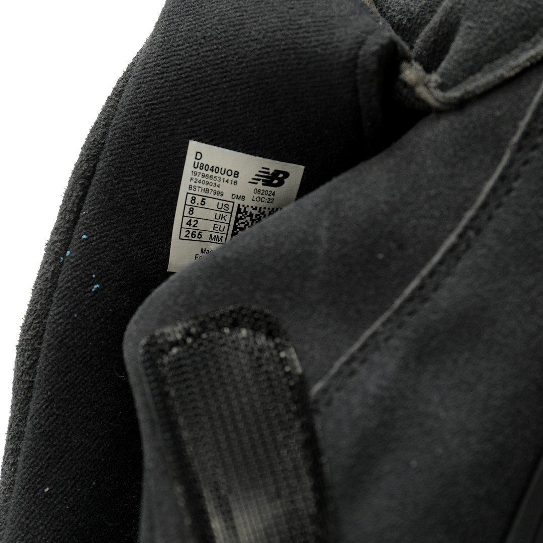 细节图
.
.
.
.
CX专供 独家纯原
【NB】
【新品实拍篇】升级D版#男鞋真标半码制#原楦开发版型#采用翻毛皮鞋面材质#4层组合底模#中底嵌入ABZORB缓震科技材料及后跟嵌入TPU装饰条稳固❗️ 极简的未来主义美学,全新配色!全新NB新百伦New Balance U8040"Black"系列低帮魔术贴复古百搭户外老爹风小象蹄休闲运动跑步鞋“翻毛煤黑”U8040UOB
尺码:39.5 40 40.5 41.5 42 42.5 43 44 44.5 45 46.5 47.5
最近,New Balance的一款新鞋型8040引起了时尚界的热议!这款鞋脱胎于9060,采用了创新的松紧魔术贴设计,完全摒弃了传统的鞋带闭合方式。一体式皮革鞋面展现出极简的未来主义美学,不仅舒适贴合,还彰显出独特的时尚感。鞋子的上半部分由精致的绒面革面板组成,鞋领处密封设计,穿脱超级方便!从鞋头延伸到鞋腰的长度挡泥板,巧妙地将这款鞋与New Balance的其他主线产品联系起来,仿佛将NB带入了全新的户外舒适领域。快来试试这款引领潮流的New Balance 8040吧