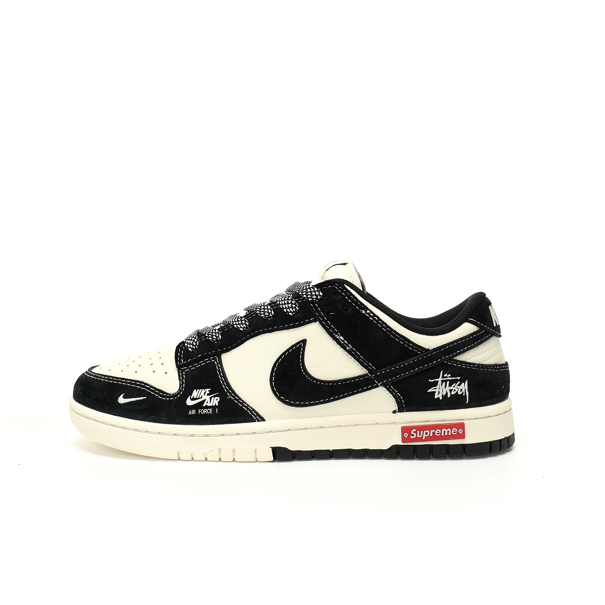 CX专供 独家纯原 【NK】 【新品实拍篇】升级J版#男女鞋真标半码制#全新2021版更新数据窄楦翘头版型#采用牛剖革鞋组合猪巴革鞋面材质#缜密拉帮中底布#鞋垫嵌EVA缓震物料及背胶#全新窄版翘头耐磨橡胶大底❗️创意定制三方联名配色,经典美系街头品牌斯图西与至高无上Supremex Stussy x Nike By You SB Dunk Low Retro SP扣篮系列低帮休闲运动滑板板鞋“Sup联名米白黑斯图西刺绣”SJ2068-300 尺码：36 36.5 37.5 38 38.5 39 40 40.5 41 42 42.5 43 44 44.5 45