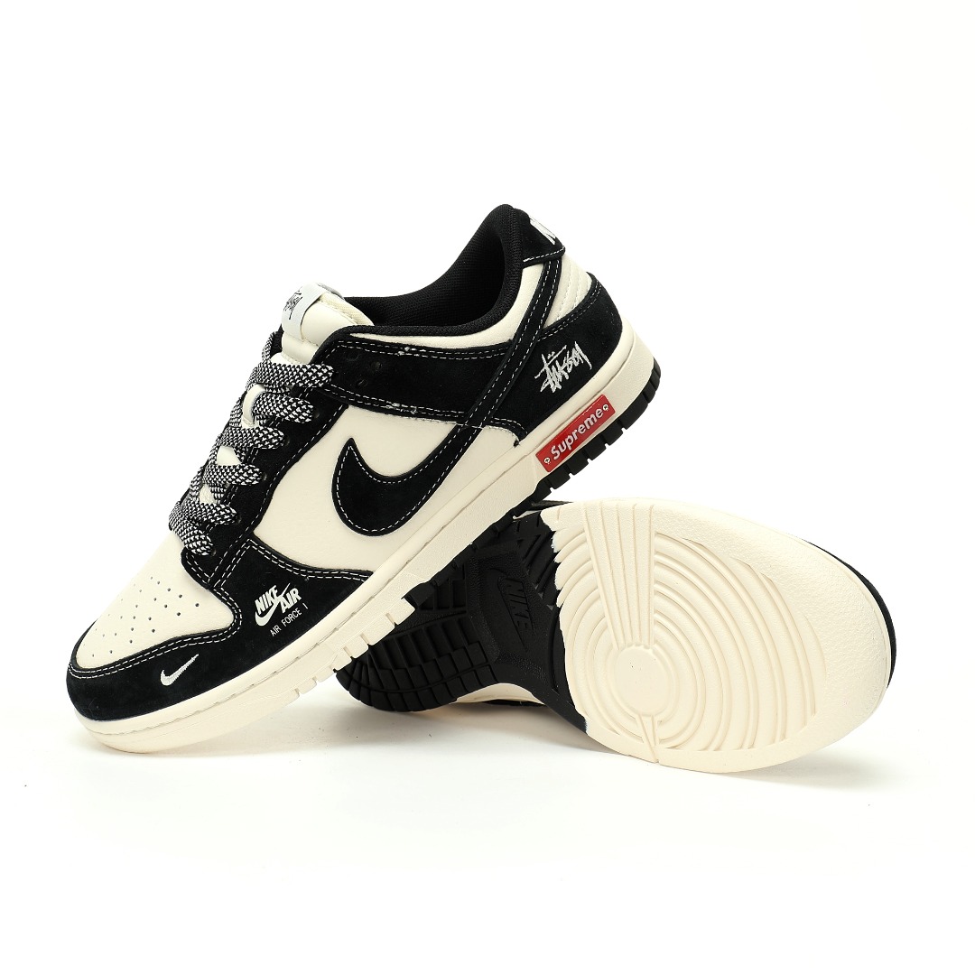 CX专供 独家纯原 【NK】 【新品实拍篇】升级J版#男女鞋真标半码制#全新2021版更新数据窄楦翘头版型#采用牛剖革鞋组合猪巴革鞋面材质#缜密拉帮中底布#鞋垫嵌EVA缓震物料及背胶#全新窄版翘头耐磨橡胶大底❗️创意定制三方联名配色,经典美系街头品牌斯图西与至高无上Supremex Stussy x Nike By You SB Dunk Low Retro SP扣篮系列低帮休闲运动滑板板鞋“Sup联名米白黑斯图西刺绣”SJ2068-300 尺码：36 36.5 37.5 38 38.5 39 40 40.5 41 42 42.5 43 44 44.5 45